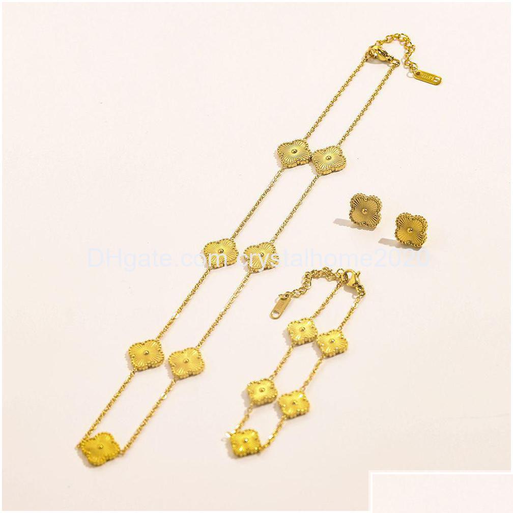 Pendant Necklaces Luxury Clover Necklace Flower Charm Bracelet Stud Earring Jewelry Set For Women Gift Drop Deliver Dhzka
Pendant Necklaces Luxury Clover Necklace Flower Charm Bracelet Stud Earring Jewelry Set For Women Gift Drop Deliver Dhzka