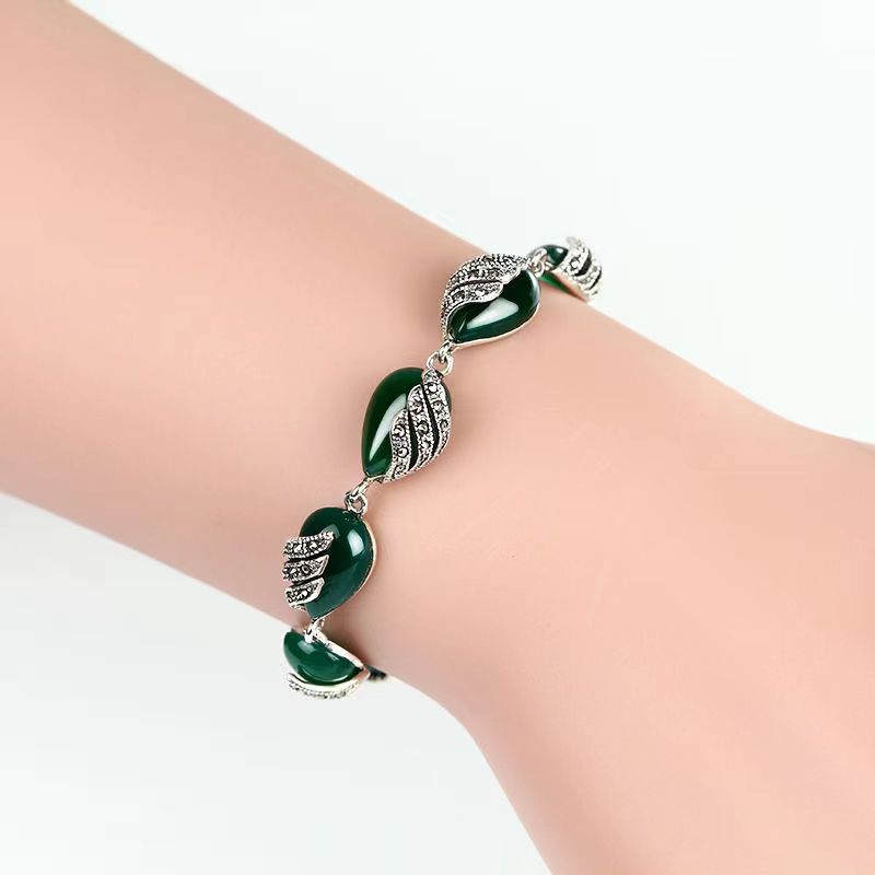 Black Chrysoprase agate bracelet ruby silver bracelet women retro fashion temperament
Black Chrysoprase agate bracelet ruby silver bracelet women retro fashion temperament