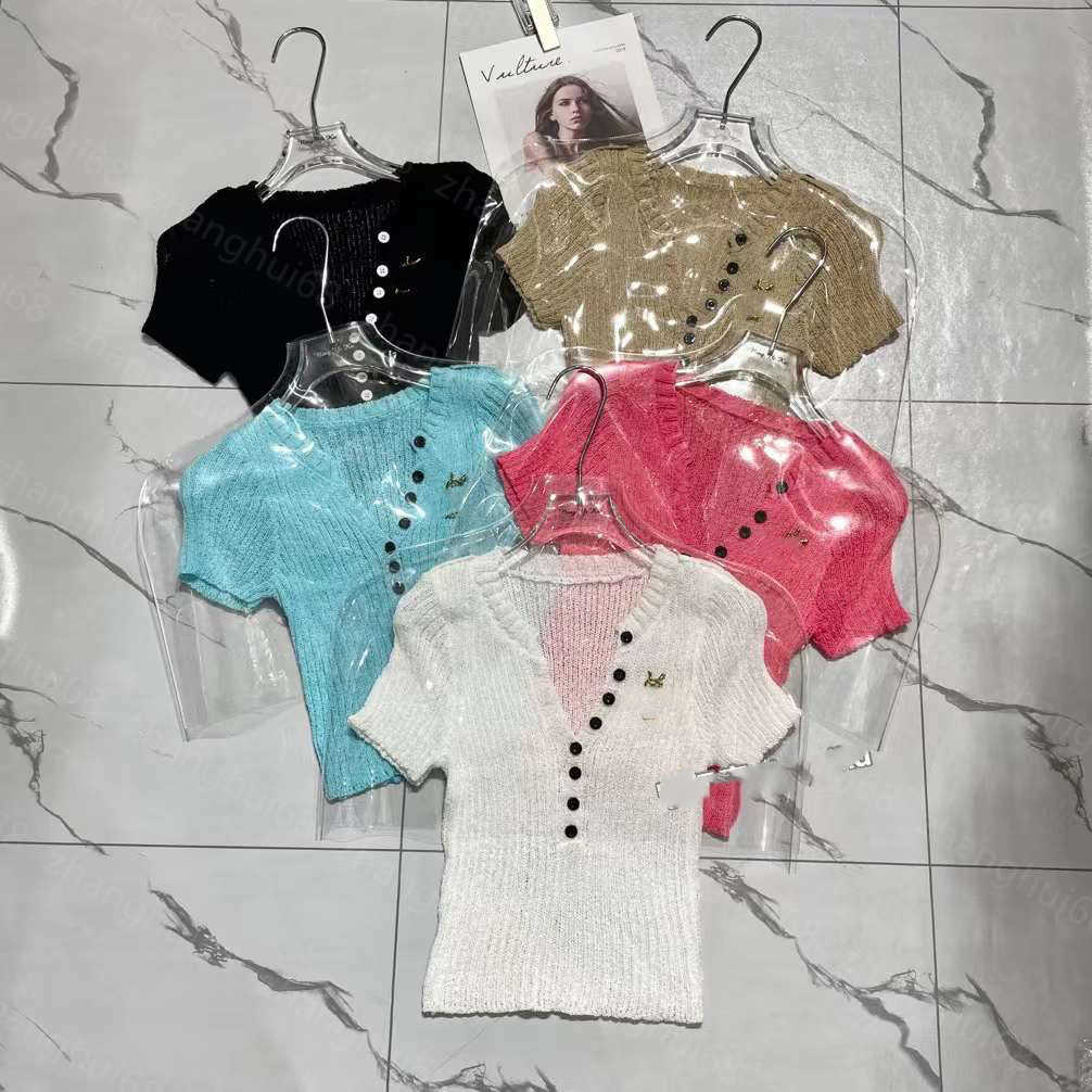 23ss womens designer clothing Womens Knits Solid color 8 button hardware logo decoration knit short-sleeved tops High quality womens clothes
23ss womens designer clothing Womens Knits Solid color 8 button hardware logo decoration knit short-sleeved tops High quality womens clothes