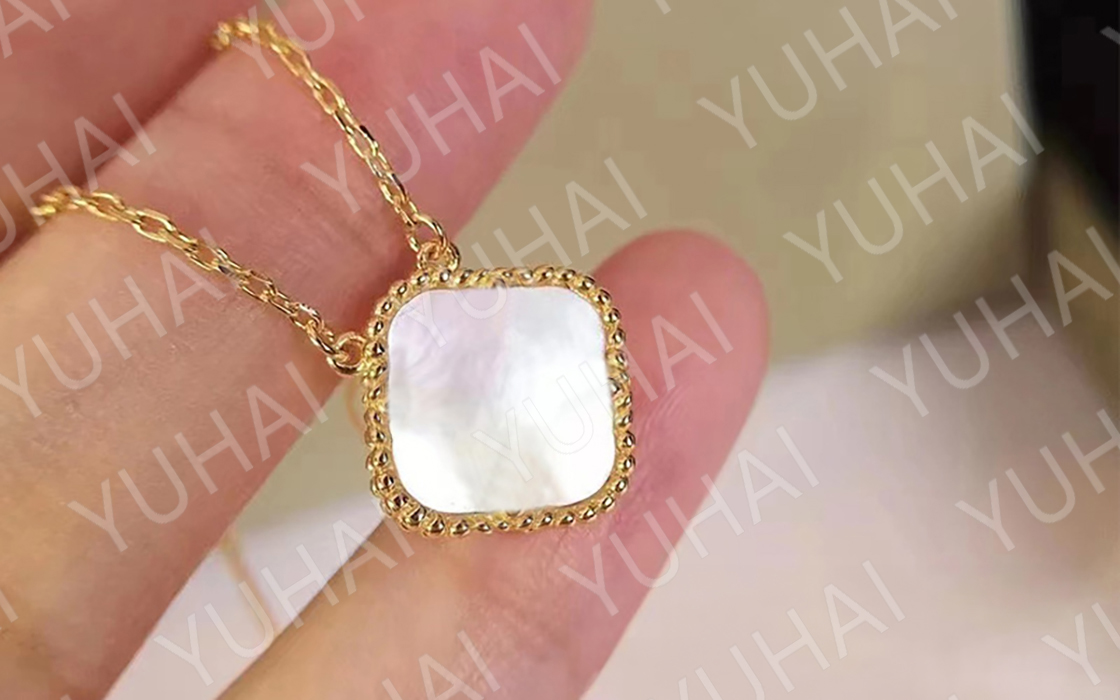 designer Pendant Necklaces for women Elegant 4/Four Leaf clover necklace Highly Quality Choker chains Designer Jewelry 18K Plated gold girls Gift
designer Pendant Necklaces for women Elegant 4/Four Leaf clover necklace Highly Quality Choker chains Designer Jewelry 18K Plated gold girls Gift