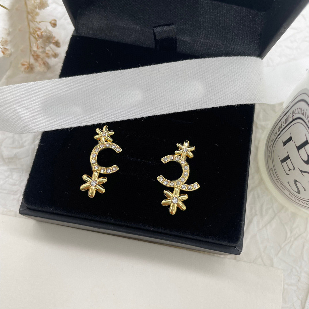 2023 Luxury quality charm drop earring with diamond and flower design in 18k gold plated have box stamp PS7190B
2023 Luxury quality charm drop earring with diamond and flower design in 18k gold plated have box stamp PS7190B