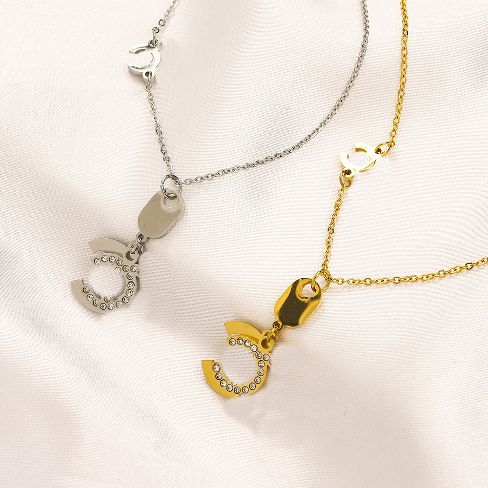 Luxury Brand Designer Pendants Necklaces Never Fading 18K Gold Plated Stainless Steel Crysatl Rhinestone Letter Choker Chain Jewelry Accessories Gift ZG1367
Luxury Brand Designer Pendants Necklaces Never Fading 18K Gold Plated Stainless Steel Crysatl Rhinestone Letter Choker Chain Jewelry Accessories Gift ZG1367