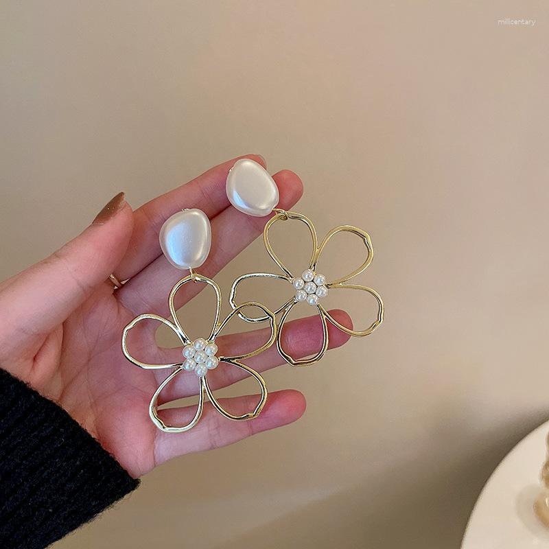 Dangle Earrings 2023 Style Simple Hollow-out Flower Pearl Celebrity Atmosphere Fashion Retro For Women
Dangle Earrings 2023 Style Simple Hollow-out Flower Pearl Celebrity Atmosphere Fashion Retro For Women