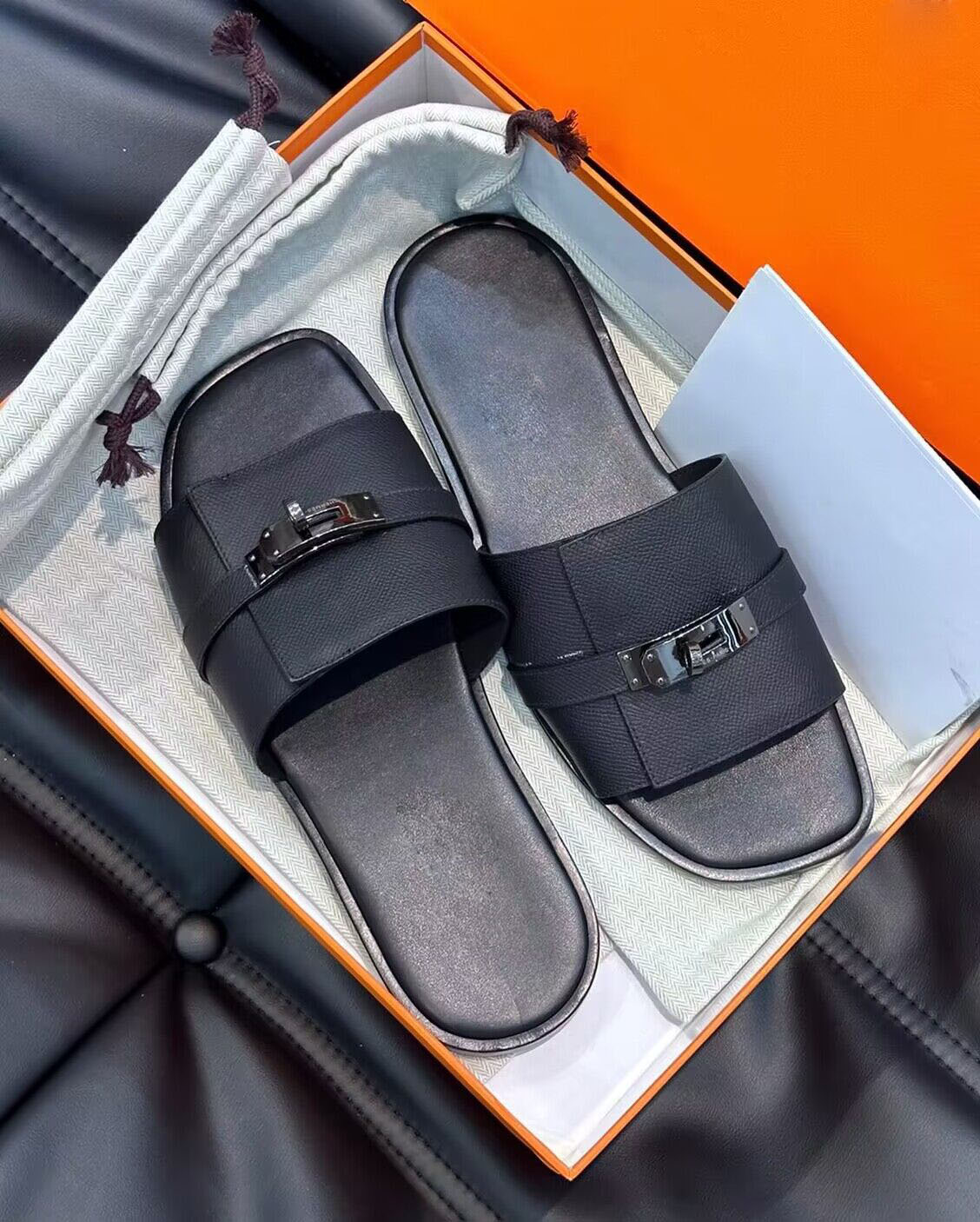Perfect Summer Brand Gabriel Men Sandals Shoes Calfskin Leather Man Slippers Slip On Beach Slide Flats Boys Palladium-plated Kelly Buckle Casual Walking EU38-46, S7
Perfect Summer Brand Gabriel Men Sandals Shoes Calfskin Leather Man Slippers Slip On Beach Slide Flats Boys Palladium-plated Kelly Buckle Casual Walking EU38-46, S7