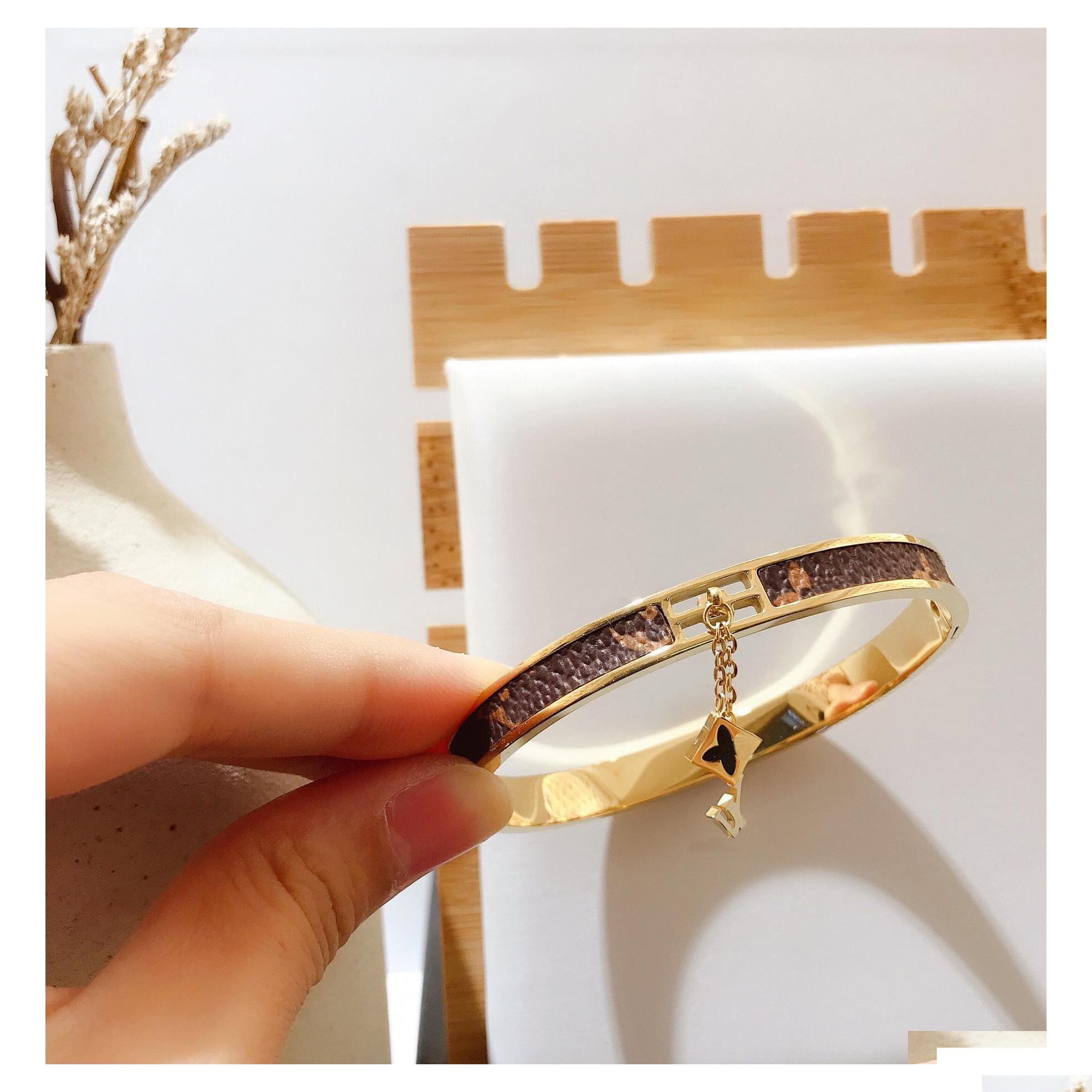 Bangle Wholesale Fashion Bracelets Women Designer Lucky Letter Jewelry Faux Leather 18K Gold Plated Stainless Steel Bracelet W Dhbxf
Bangle Wholesale Fashion Bracelets Women Designer Lucky Letter Jewelry Faux Leather 18K Gold Plated Stainless Steel Bracelet W Dhbxf