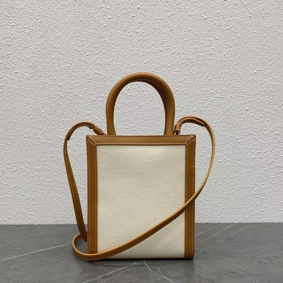 193302 Women's handbag High-end quality shoulder bag with elves is simply too cute can be carried on one shoulder crossbody is very practical
193302 Women's handbag High-end quality shoulder bag with elves is simply too cute can be carried on one shoulder crossbody is very practical