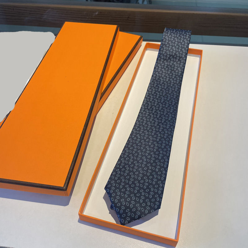 Fashion Classic H Letter Mens silk ties New Luxury Designer Tie For Women Men Formal Business Wedding Gift Office Necktie With Box
Fashion Classic H Letter Mens silk ties New Luxury Designer Tie For Women Men Formal Business Wedding Gift Office Necktie With Box