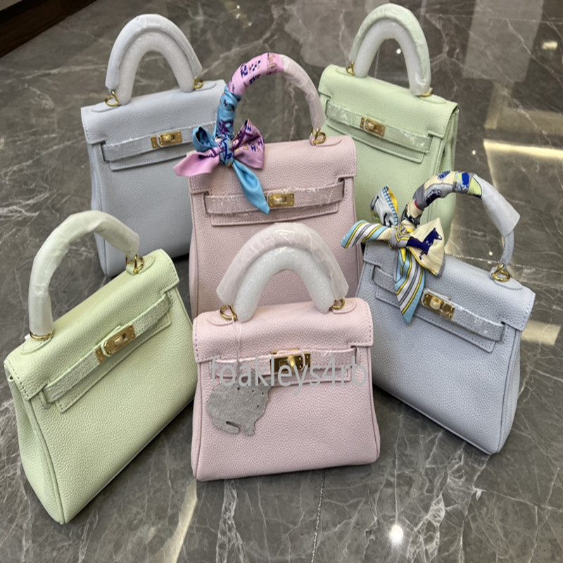 Classic High quality simple and versatile Fashion purse Women Totes Shoulder bags Cowskin Genuine leather Handbag Scarf Charm With shoulders straps size 20CM 25CM, Free size cap
Classic High quality simple and versatile Fashion purse Women Totes Shoulder bags Cowskin Genuine leather Handbag Scarf Charm With shoulders straps size 20CM 25CM, Free size cap
