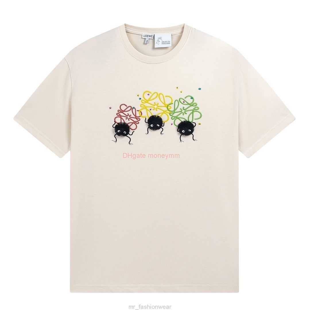 Designer Fashion Clothing Tees Tshirts Loewe High Quality Qianyuan Qianxun Coal Ball Elf Tshirt with Short Sleeved Embroidery Foreign Style Lazy Style Cute Beige Co
Designer Fashion Clothing Tees Tshirts Loewe High Quality Qianyuan Qianxun Coal Ball Elf Tshirt with Short Sleeved Embroidery Foreign Style Lazy Style Cute Beige Co