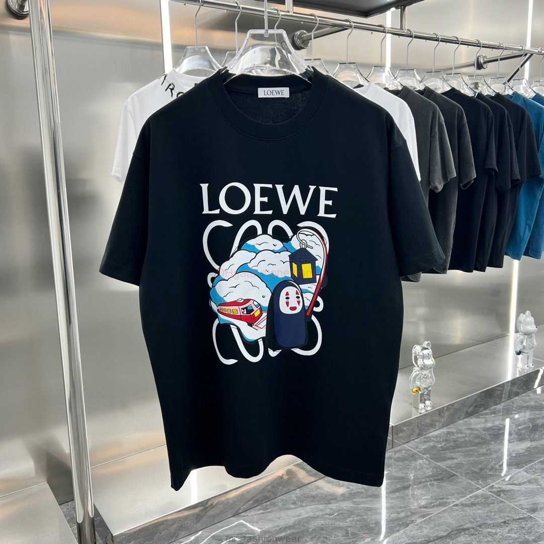 Designer Fashion Clothing Tees Tshirts Loewe 2023 s Thousand and Thousand Seeks Faceless Mens Digital Spray Printing Casual High Quality Cotton Loose Mens and Women, White
Designer Fashion Clothing Tees Tshirts Loewe 2023 s Thousand and Thousand Seeks Faceless Mens Digital Spray Printing Casual High Quality Cotton Loose Mens and Women, White