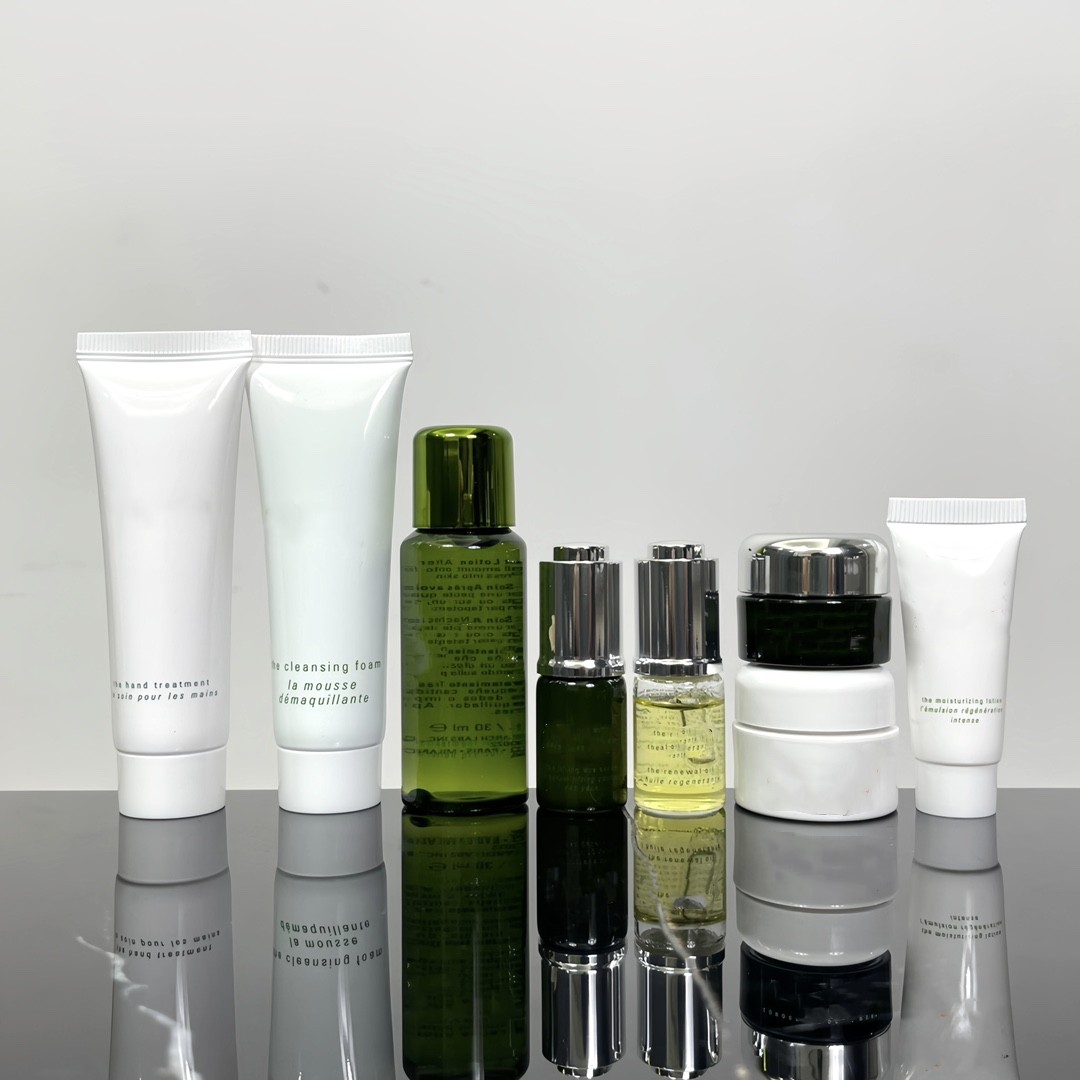 Skin Care Crema sets 8 piece kit with bag 7ml Moisturizing cream 3ml expression eye 4ml repair essence 5ml essence 30ml toner
Skin Care Crema sets 8 piece kit with bag 7ml Moisturizing cream 3ml expression eye 4ml repair essence 5ml essence 30ml toner