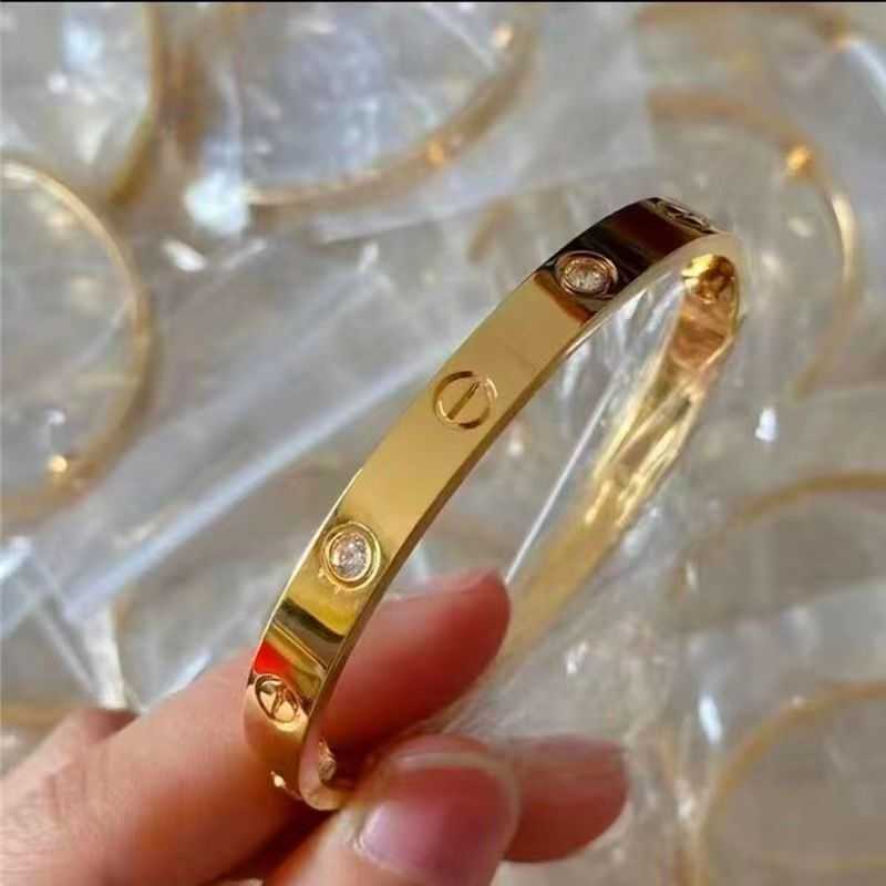 Original designer New 18k Rose Gold Love Bracelet Women's Wide and Narrow Version with or without Diamond Four Couple Colorless Classic
Original designer New 18k Rose Gold Love Bracelet Women's Wide and Narrow Version with or without Diamond Four Couple Colorless Classic
