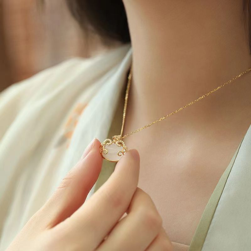 Jade Lucky Necklace Female Small Design Chinoiserie Style White Jade Marrow Longevity Lock Pendant Gift for Girlfriend
Jade Lucky Necklace Female Small Design Chinoiserie Style White Jade Marrow Longevity Lock Pendant Gift for Girlfriend