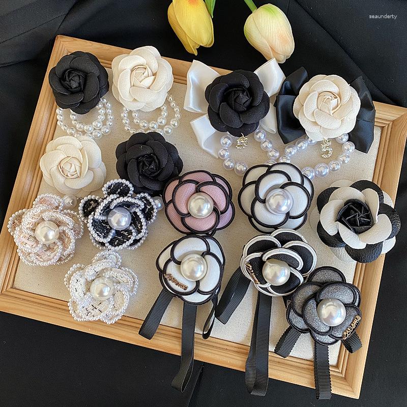 Brooches Brand Small Fragrant Camellia Brooch High Quality Handmade Fabric Badges Accessories Versatile Suit Sweater Coat Pin Corsage
Brooches Brand Small Fragrant Camellia Brooch High Quality Handmade Fabric Badges Accessories Versatile Suit Sweater Coat Pin Corsage