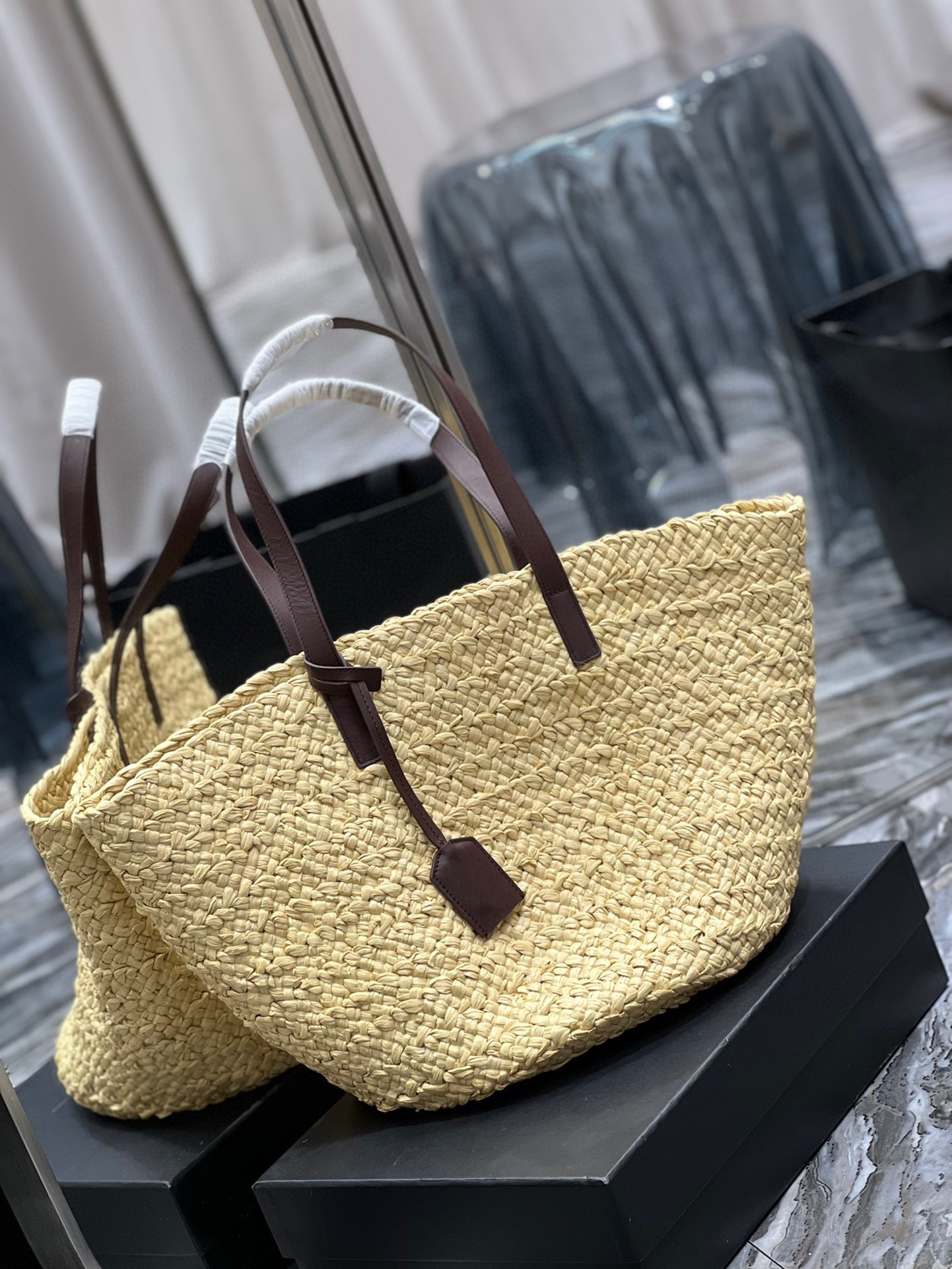 2023 New women Tote bag High-end quality handbag full of artistic breath Raffia weave is very solid super texture capacity is very large
2023 New women Tote bag High-end quality handbag full of artistic breath Raffia weave is very solid super texture capacity is very large