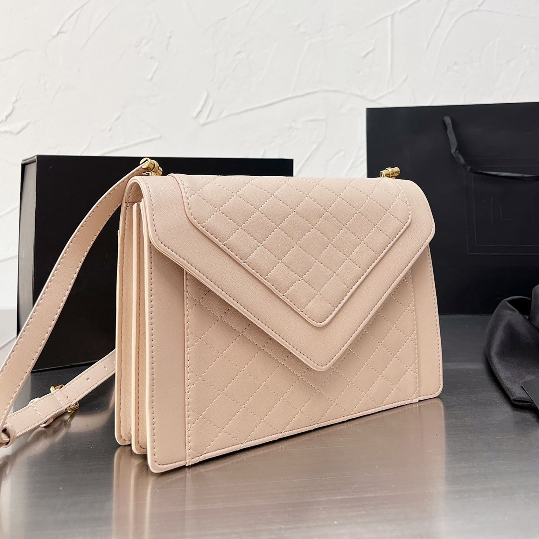 Top quality Gaby Satchel Bag in Quilted Leather Designer Metal Hardware Flap Magnetic Snap Closure Handbag Women Carre Quilted Overstitching Shoulder Bags Purse
Top quality Gaby Satchel Bag in Quilted Leather Designer Metal Hardware Flap Magnetic Snap Closure Handbag Women Carre Quilted Overstitching Shoulder Bags Purse