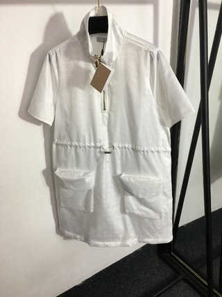 Fashion Casual White Dress Logo Letters Dark Pattern Jacquard Drawstring Tapered Waist Half-zip Stand-up Collar Short-sleeved Dresses Woman Clothing
Fashion Casual White Dress Logo Letters Dark Pattern Jacquard Drawstring Tapered Waist Half-zip Stand-up Collar Short-sleeved Dresses Woman Clothing