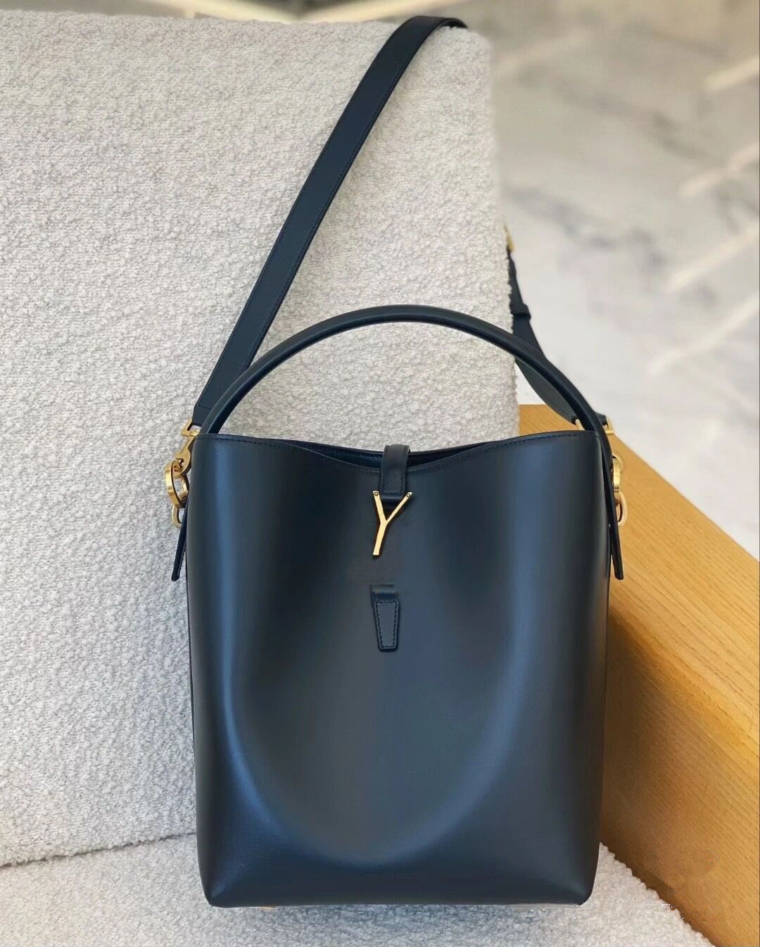 LE 37 BUCKET Bag Designer Handbag SHINY LEATHER Shoulder Bags Fashion Women Tote bag with mini Purse, White
LE 37 BUCKET Bag Designer Handbag SHINY LEATHER Shoulder Bags Fashion Women Tote bag with mini Purse, White