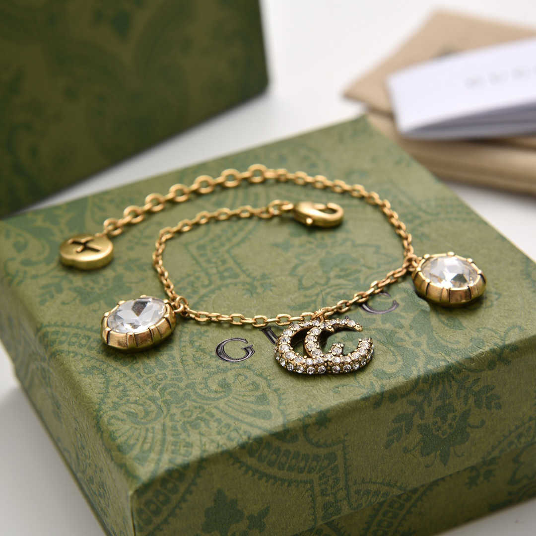 Family's New Colorful Diamond Color Matching Bracelet Women's Temperament Letter Cool Style Fashion Handwear
Family's New Colorful Diamond Color Matching Bracelet Women's Temperament Letter Cool Style Fashion Handwear