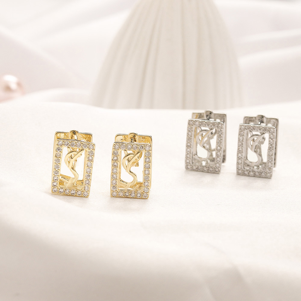 18K Gold Plated Luxury Designers Letter Earring Stud Famous Women Cuboid Carved Earrings Wedding Party Jewerlry Accessory High Quality 20style
18K Gold Plated Luxury Designers Letter Earring Stud Famous Women Cuboid Carved Earrings Wedding Party Jewerlry Accessory High Quality 20style