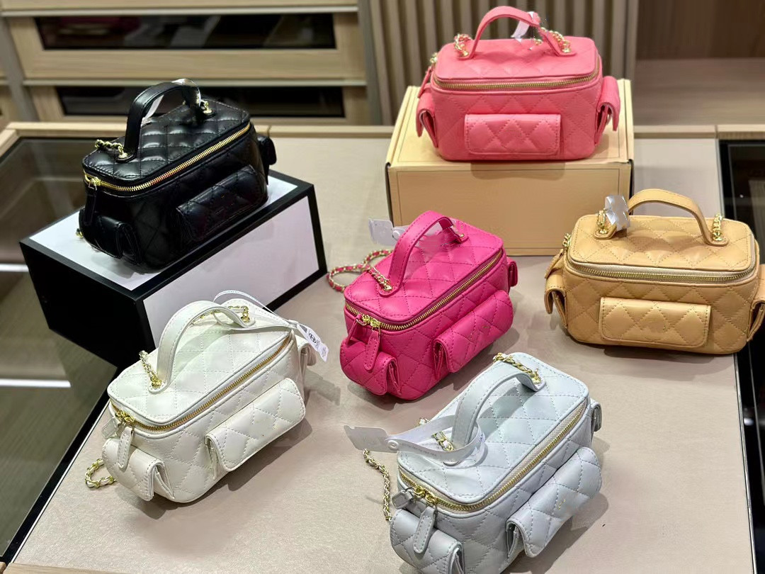 2022Ss Designer Bag Long Portable Box Style Valentine's Day Bag Classic Top Handle Handbag Quilted Leather Famous Luxury Designer Handbag Mini Cosmetics Box Makeup
2022Ss Designer Bag Long Portable Box Style Valentine's Day Bag Classic Top Handle Handbag Quilted Leather Famous Luxury Designer Handbag Mini Cosmetics Box Makeup