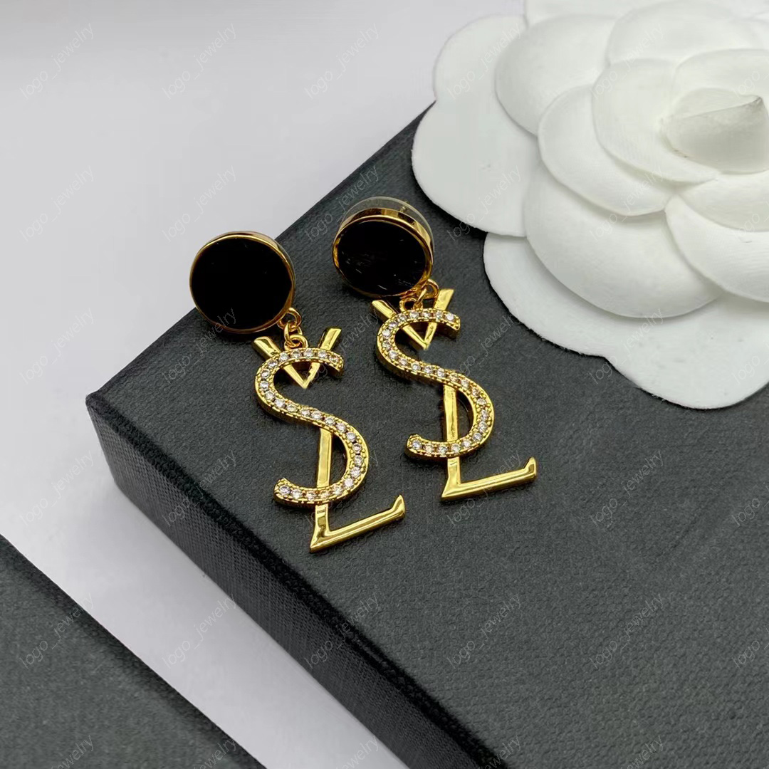 2023 New Fashion Black Heman letter Dangle Chandelier earrings women's 18K gold 925 silver needle luxury designer jewelry for WOMEN PARTY birthday gift
2023 New Fashion Black Heman letter Dangle Chandelier earrings women's 18K gold 925 silver needle luxury designer jewelry for WOMEN PARTY birthday gift