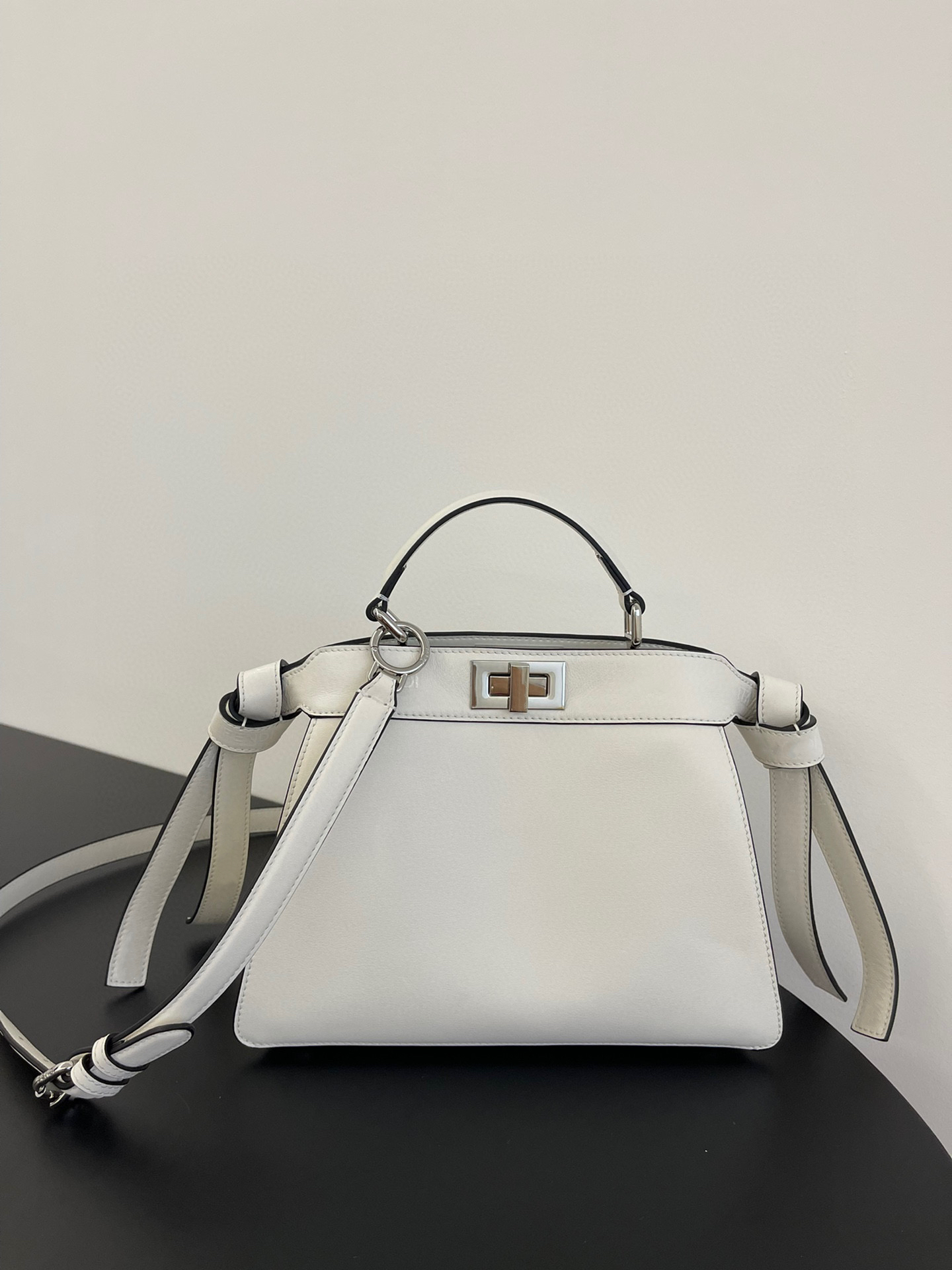 2023 New women's handbag high-end quality crossbody bag bow style shoulder bag can be single shoulder crossbody can be carried in a variety of colors to choose from
2023 New women's handbag high-end quality crossbody bag bow style shoulder bag can be single shoulder crossbody can be carried in a variety of colors to choose from