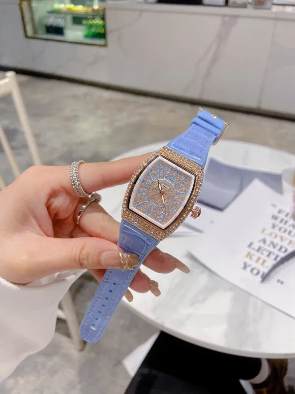 WristWatches for 2023 Womens Watches Three stitches 32mm Quartz Watch Top Luxury Brand diamond lady accessories Tonneau shape Fashion FRANCK, Split
WristWatches for 2023 Womens Watches Three stitches 32mm Quartz Watch Top Luxury Brand diamond lady accessories Tonneau shape Fashion FRANCK, Split