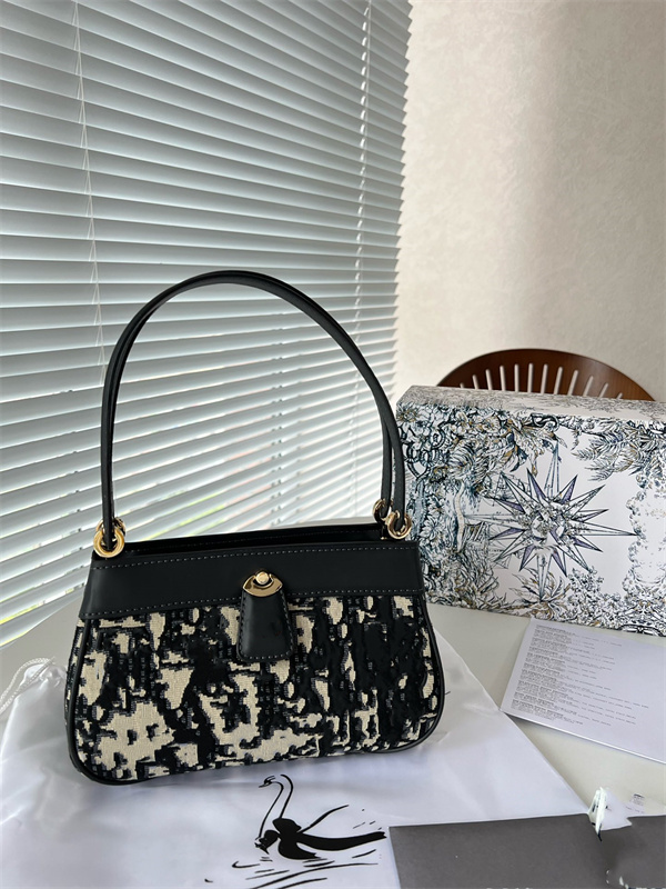 Luxury Shoulder Bag Vintage Bag Women Handbags with Box Key Designer Genuine Leather Classical Lady Purse, D letter
Luxury Shoulder Bag Vintage Bag Women Handbags with Box Key Designer Genuine Leather Classical Lady Purse, D letter