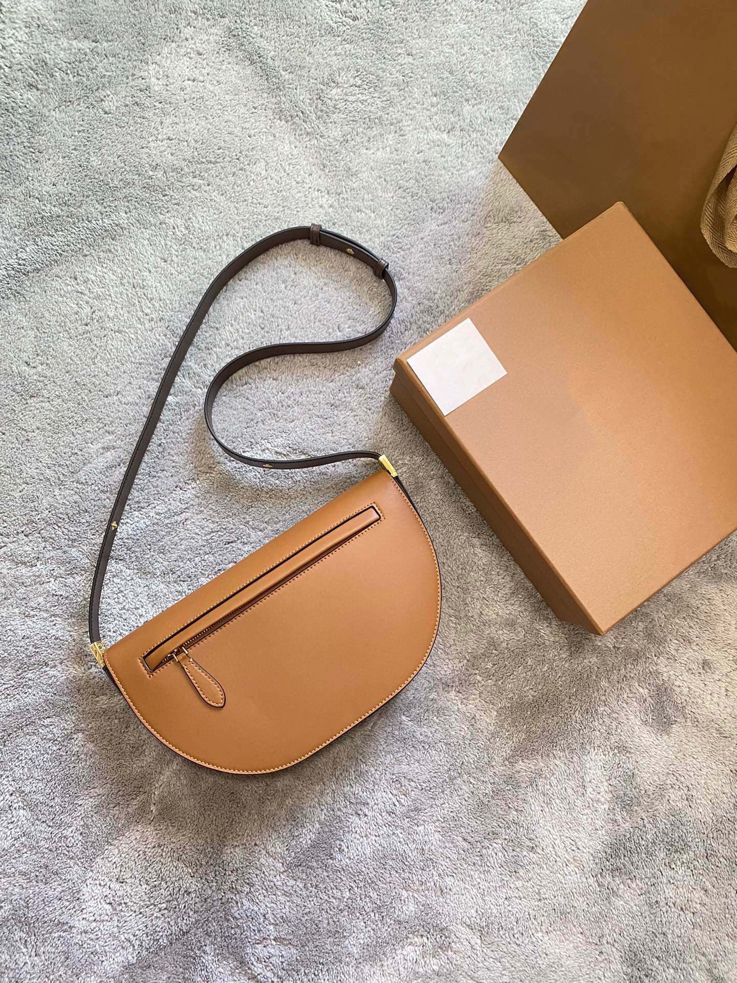 2023 New Women's Tote Bag High-end quality shoulder bag Fashion show backpack with gold-plated accessories with zipper pockets for easy access to items
2023 New Women's Tote Bag High-end quality shoulder bag Fashion show backpack with gold-plated accessories with zipper pockets for easy access to items