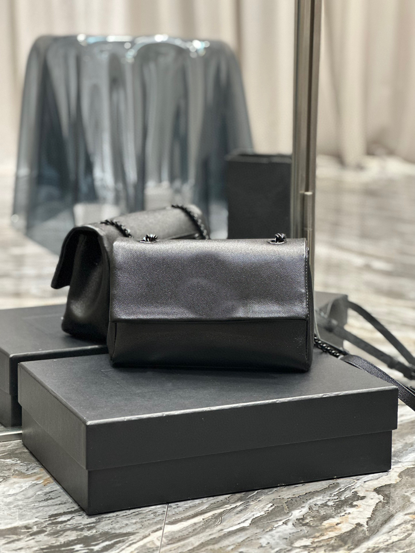 738820 Women's crossbody bag high-end quality shoulder bag bag capacity is enough clamshell design internal zipper a total of four layers very practical fashion, Black
738820 Women's crossbody bag high-end quality shoulder bag bag capacity is enough clamshell design internal zipper a total of four layers very practical fashion, Black
