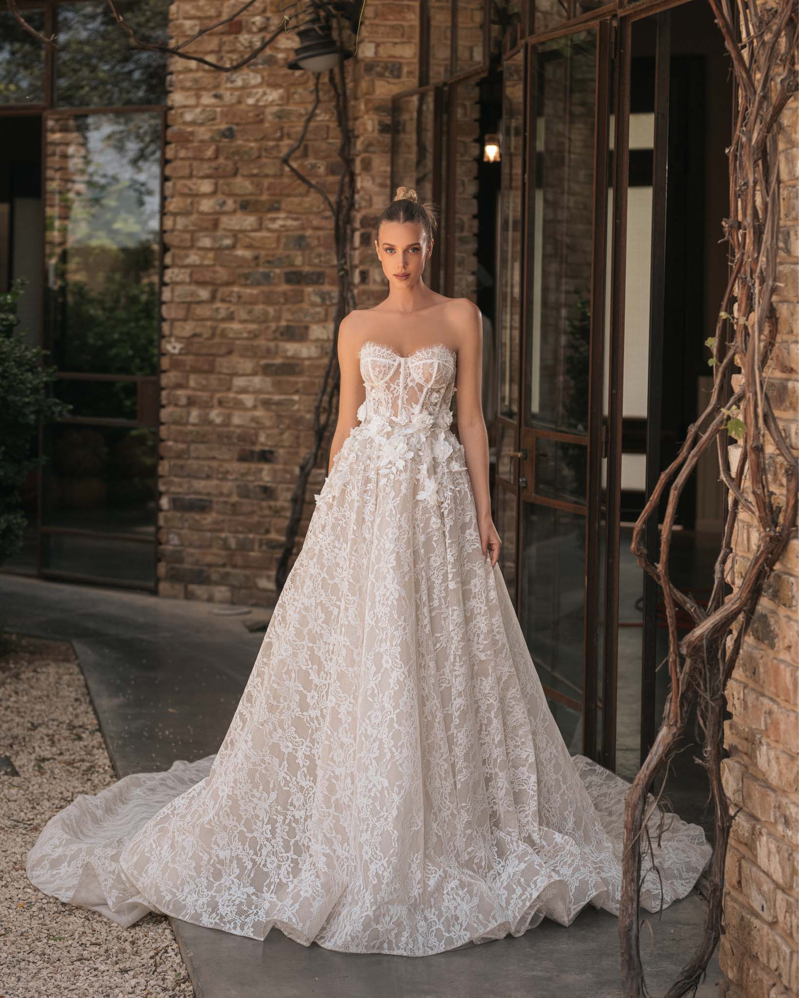 A e Berta Dresses For Bride Sweetheart Lace Wedding Dress Sweep Train Backless Waist Appliques Long Designer Bridal Gowns ppliques