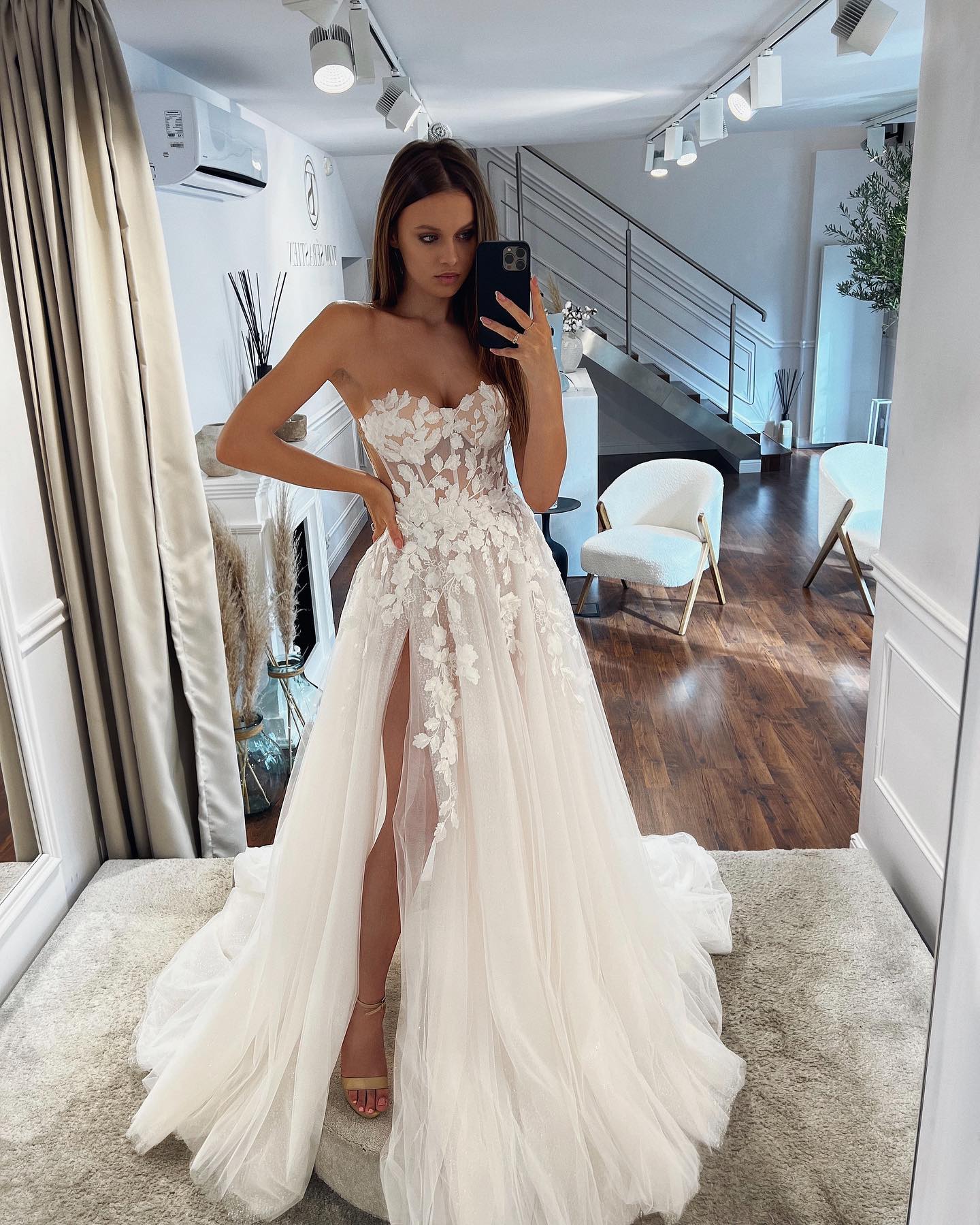 Vintage A Line Dresses For Bride Sweetheart Appliques Lace Wedding Dress Sweep Train Backless Thigh Slit Long Designer Bridal Gowns 0515
