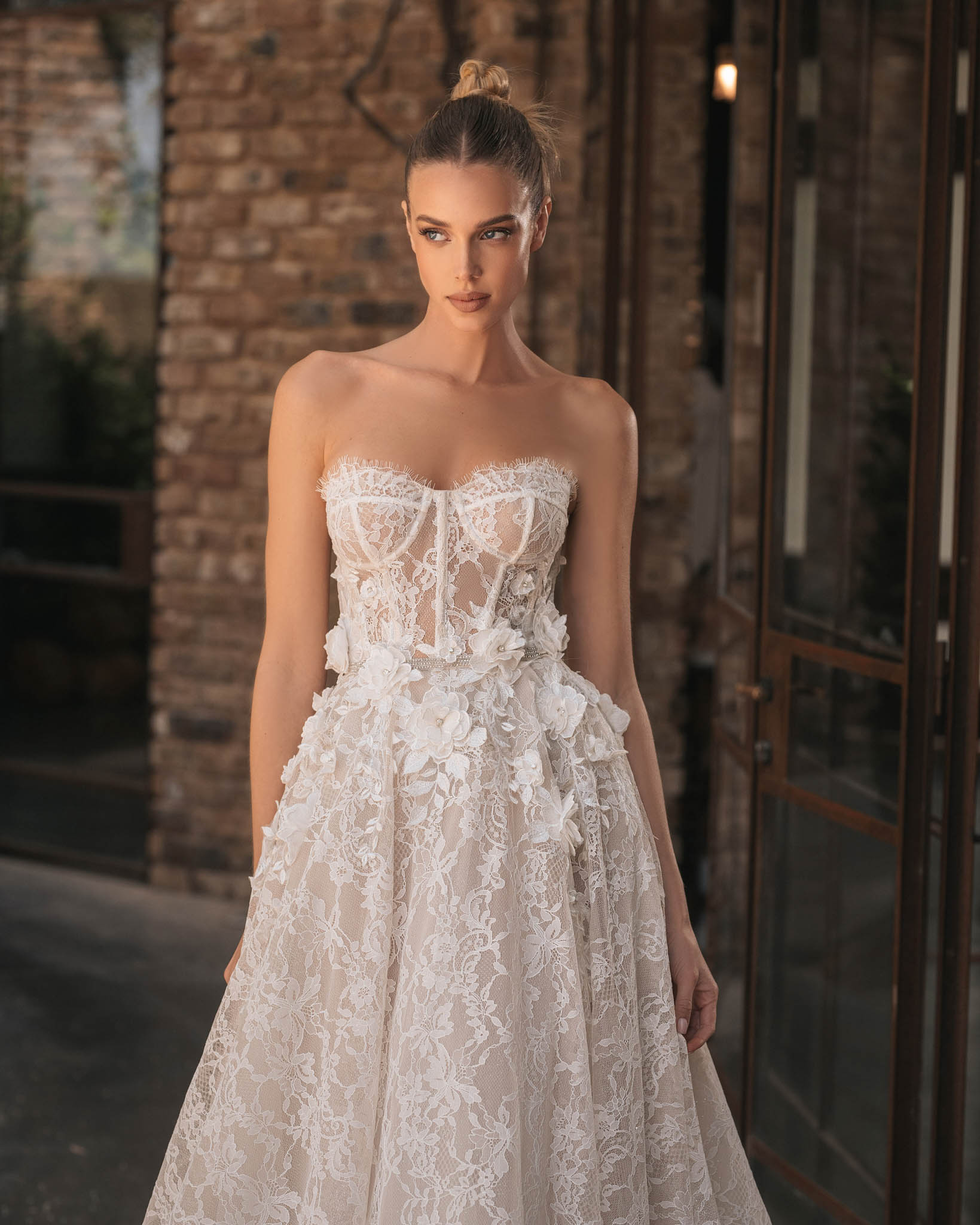 A e Berta Dresses For Bride Sweetheart Lace Wedding Dress Sweep Train Backless Waist Appliques Long Designer Bridal Gowns ppliques