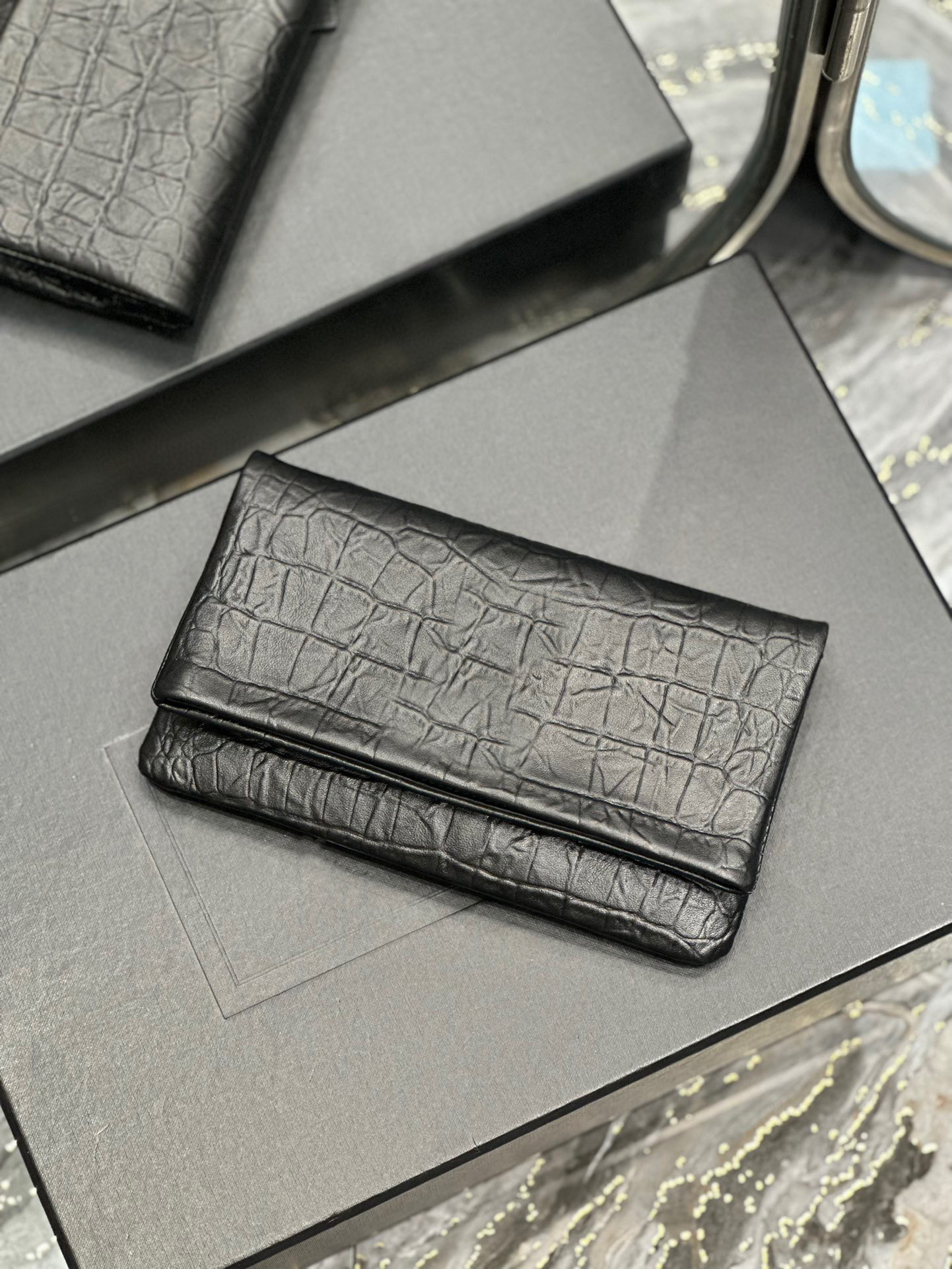 2023 New women's clutch bag high-end quality wrinkled leather retro and cool sense in the clutch capacity is also very enough with a stylish interior insert bag, Black
2023 New women's clutch bag high-end quality wrinkled leather retro and cool sense in the clutch capacity is also very enough with a stylish interior insert bag, Black