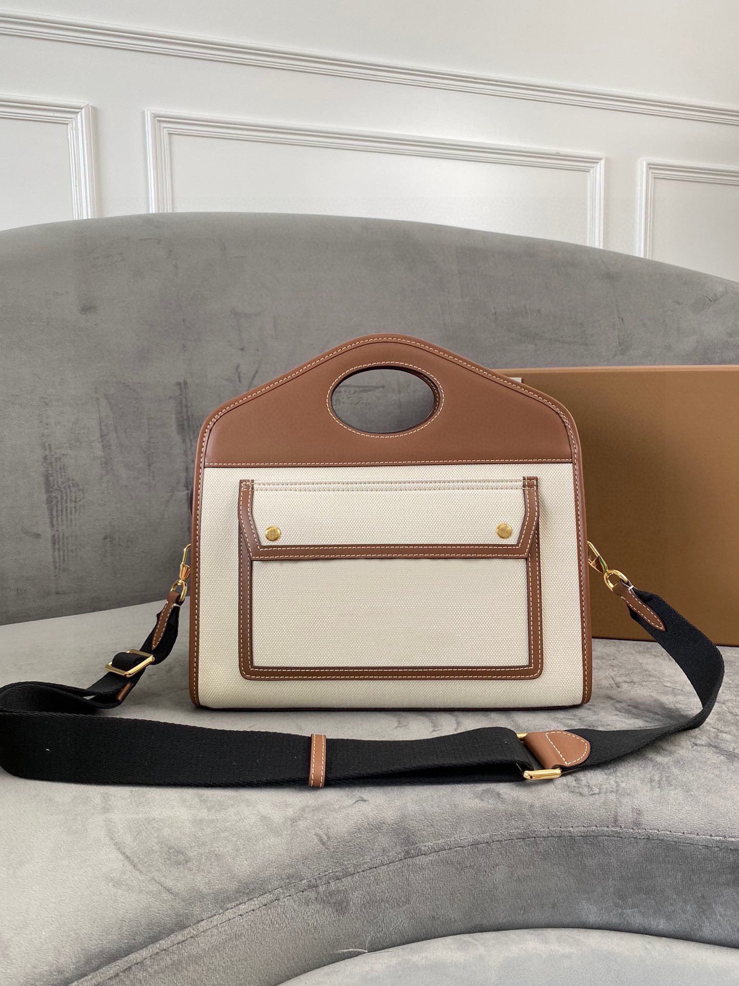 2023 new women's crossbody bag zipper shoulder bag selected canvas stitching leather made of reinforced top handle can be used to carry fashion atmospheric trend
2023 new women's crossbody bag zipper shoulder bag selected canvas stitching leather made of reinforced top handle can be used to carry fashion atmospheric trend