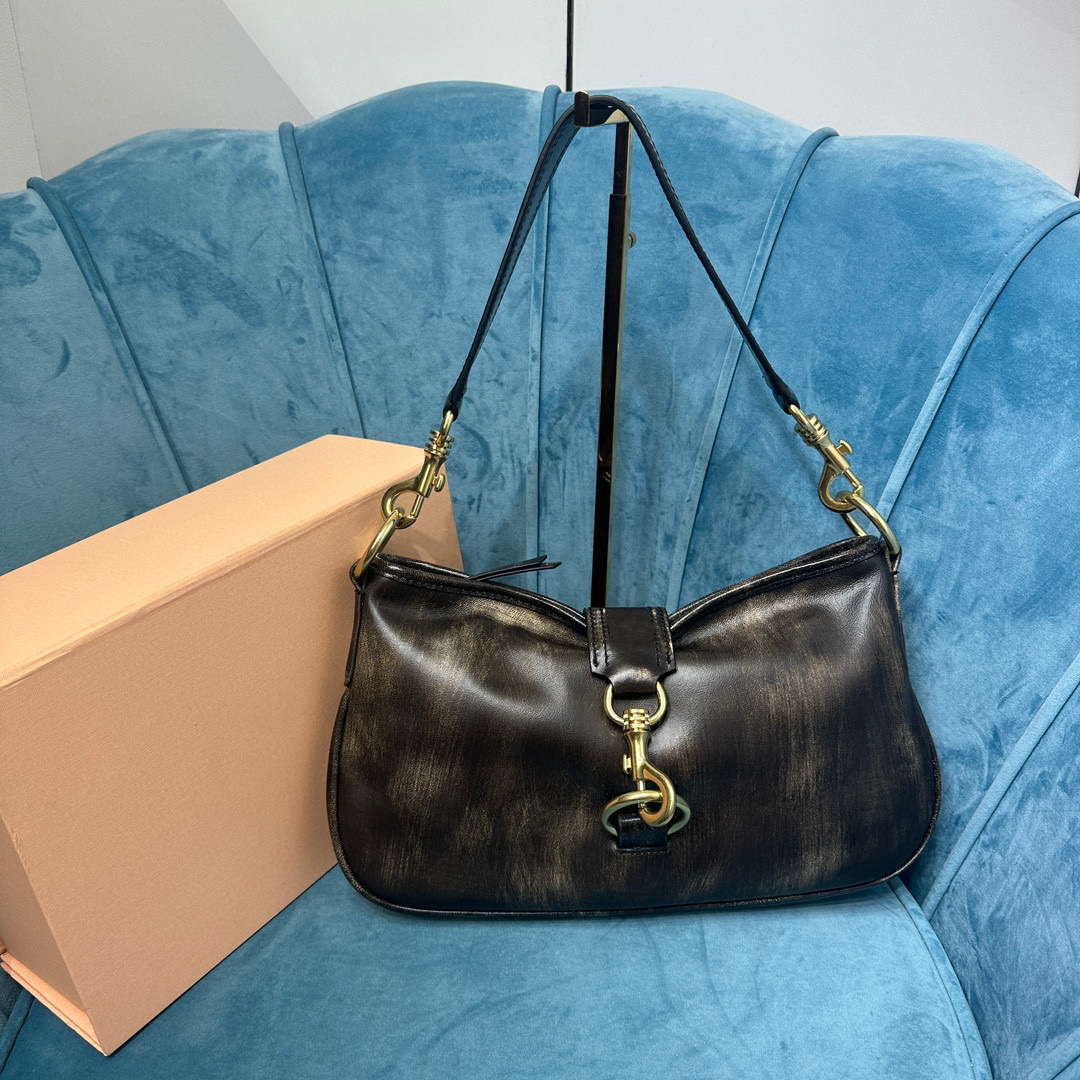 2023 New women's shoulder bag retro wipe color girly style underarm bag soft texture with retro hardware is very practical capacity can put everyday items
2023 New women's shoulder bag retro wipe color girly style underarm bag soft texture with retro hardware is very practical capacity can put everyday items