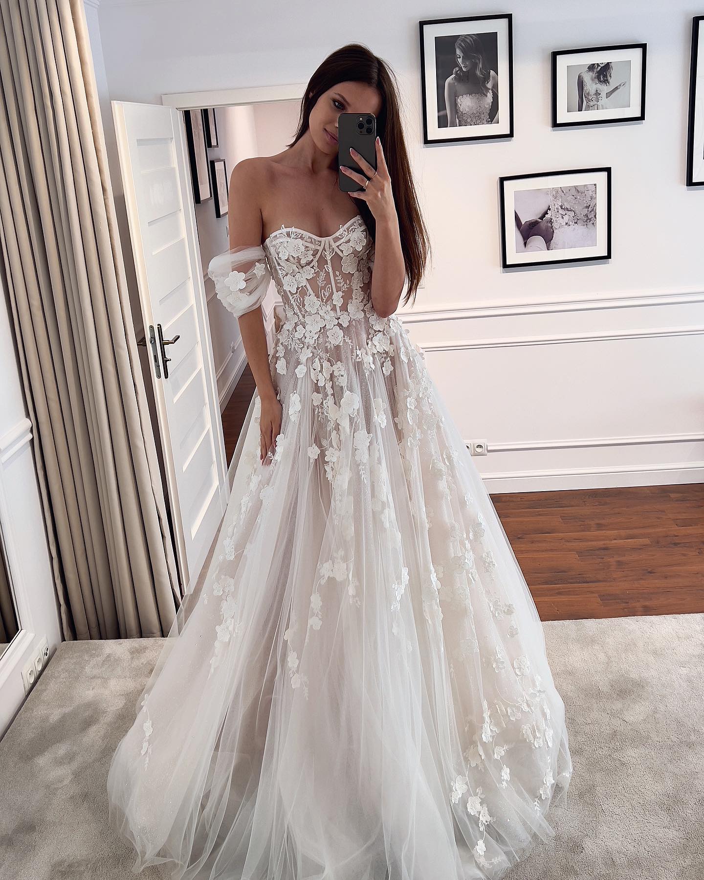 Vintage A e Dresses for bride Off Shoulder Appliques Tulle Wedding Dress Sweep Train Backless Long designer bridal gowns