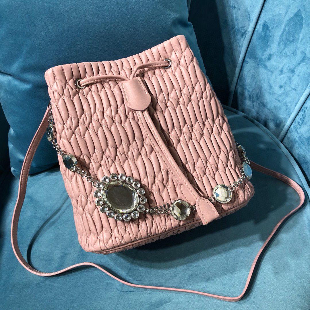 2023 New women's bucket bag High-end quality crystal chain crossbody bag with top sheepskin shoulder bag embossed small satin lining the upper body effect is excellent
2023 New women's bucket bag High-end quality crystal chain crossbody bag with top sheepskin shoulder bag embossed small satin lining the upper body effect is excellent