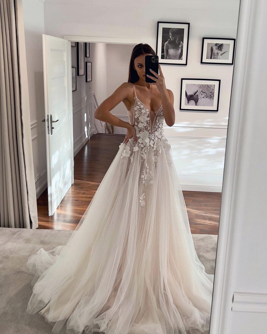 A Line Vintage Dresses For Bride Beads Spaghetti Appliques Tulle Wedding Dress Sweep Train Backless Slit Long Designer Bridal Gowns ppliques
