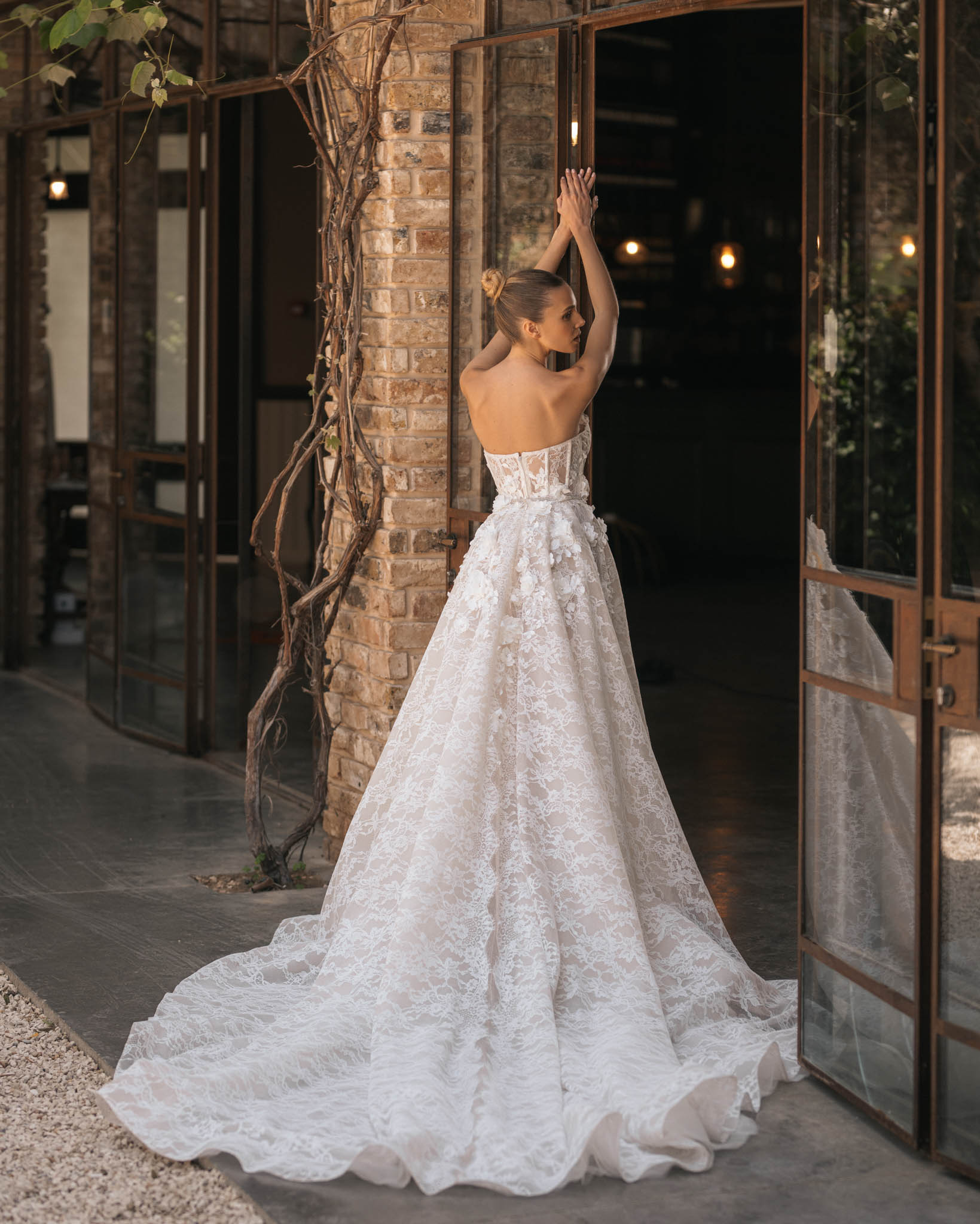 A e Berta Dresses For Bride Sweetheart Lace Wedding Dress Sweep Train Backless Waist Appliques Long Designer Bridal Gowns ppliques
