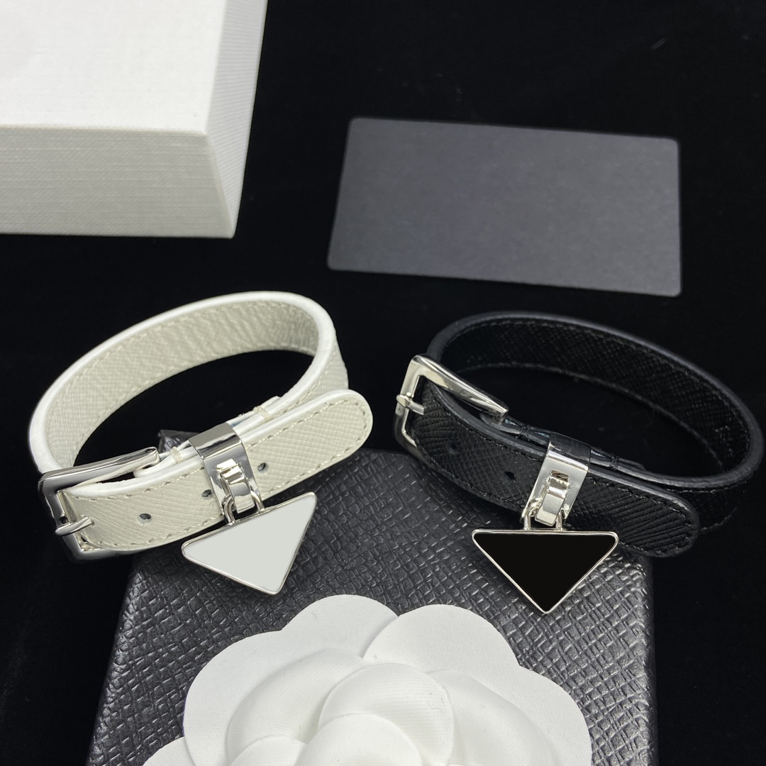 Fashion Womens Gold Bracelets Jewelry Designer Mens Leather Bracelet Luxury Silver Bracelet Womans Unisex Triangle P Bracelets Gift 236262D
Fashion Womens Gold Bracelets Jewelry Designer Mens Leather Bracelet Luxury Silver Bracelet Womans Unisex Triangle P Bracelets Gift 236262D