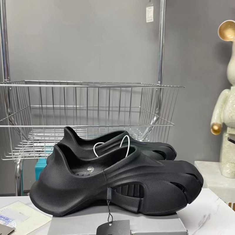 Autumn and summer casual outdoor drifting sandals men's non-slip beach slippers 0628-111, Black
Autumn and summer casual outdoor drifting sandals men's non-slip beach slippers 0628-111, Black