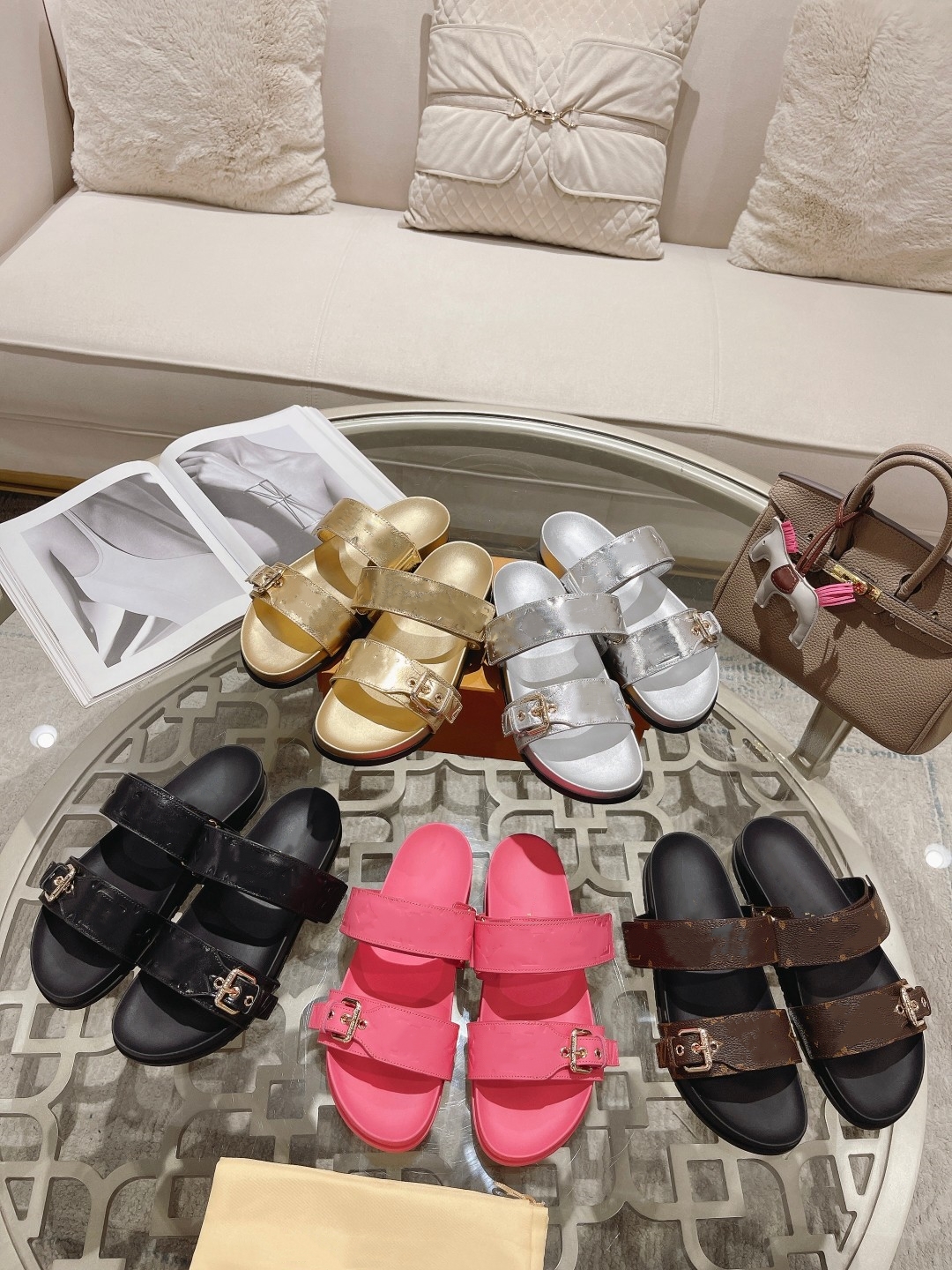 designer leather Slippers womens sandals BOM DIA FLAT MULE 1A3R5M Cool Effortlessly Stylish Slides 2 Straps with Adjusted Gold Buckles Women Summer Slipper
designer leather Slippers womens sandals BOM DIA FLAT MULE 1A3R5M Cool Effortlessly Stylish Slides 2 Straps with Adjusted Gold Buckles Women Summer Slipper