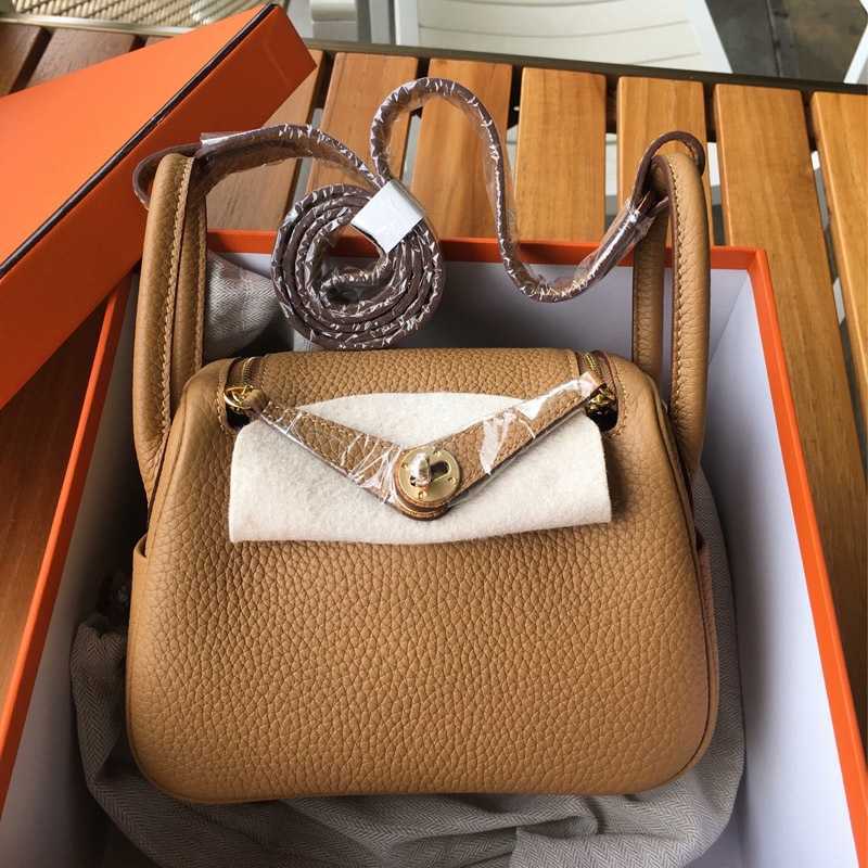 5A Bags Lindy26 Head layer TC cowhide bag mini bag leather handbag premium feeling doctor bag single shoulder crossbody small bag, Biscuit
5A Bags Lindy26 Head layer TC cowhide bag mini bag leather handbag premium feeling doctor bag single shoulder crossbody small bag, Biscuit