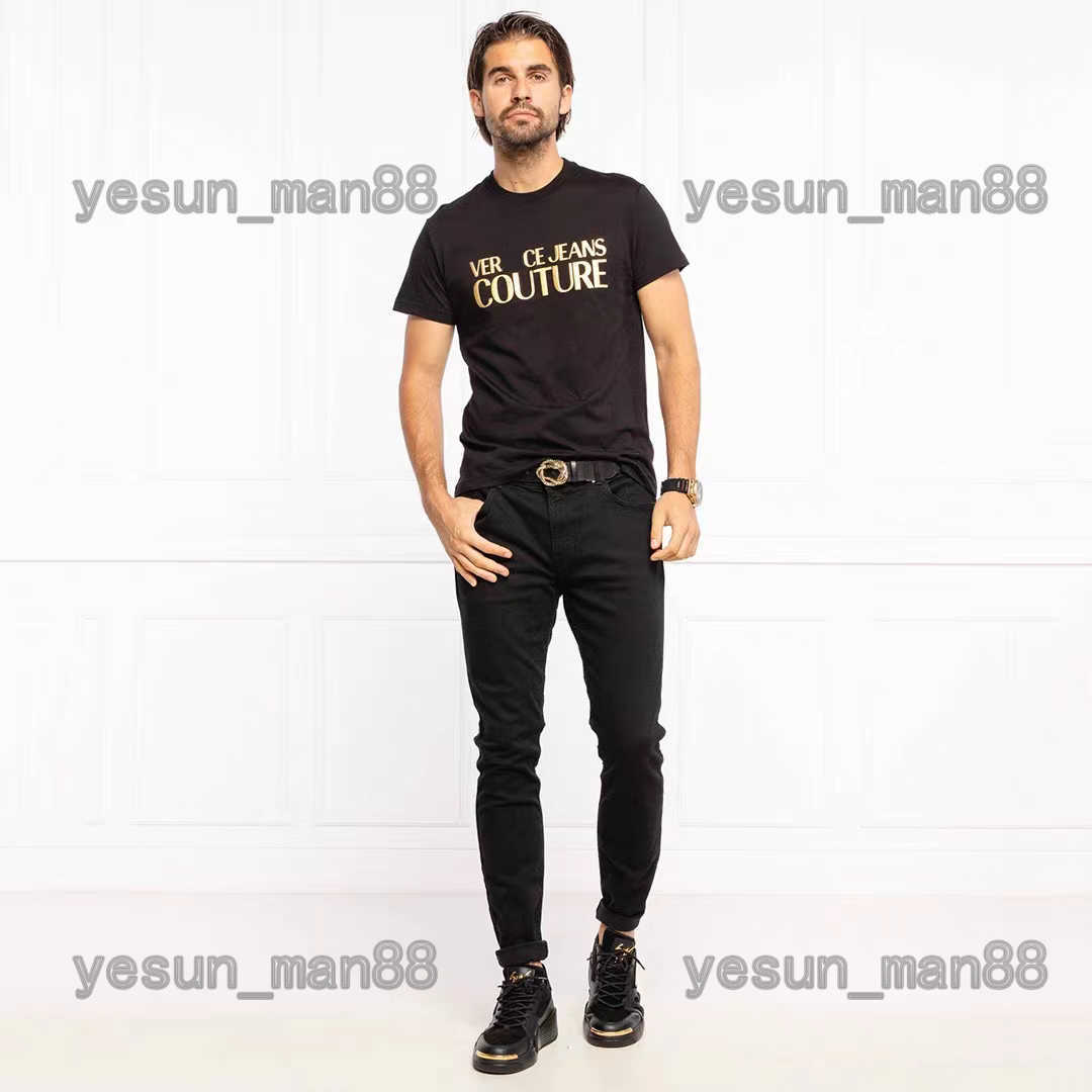 Designer Luxury versage Classic T Shirt Gold stamping Letter Printed Mens And Womens Top Summer Breathable High Street Cotton Loose Tee
Designer Luxury versage Classic T Shirt Gold stamping Letter Printed Mens And Womens Top Summer Breathable High Street Cotton Loose Tee