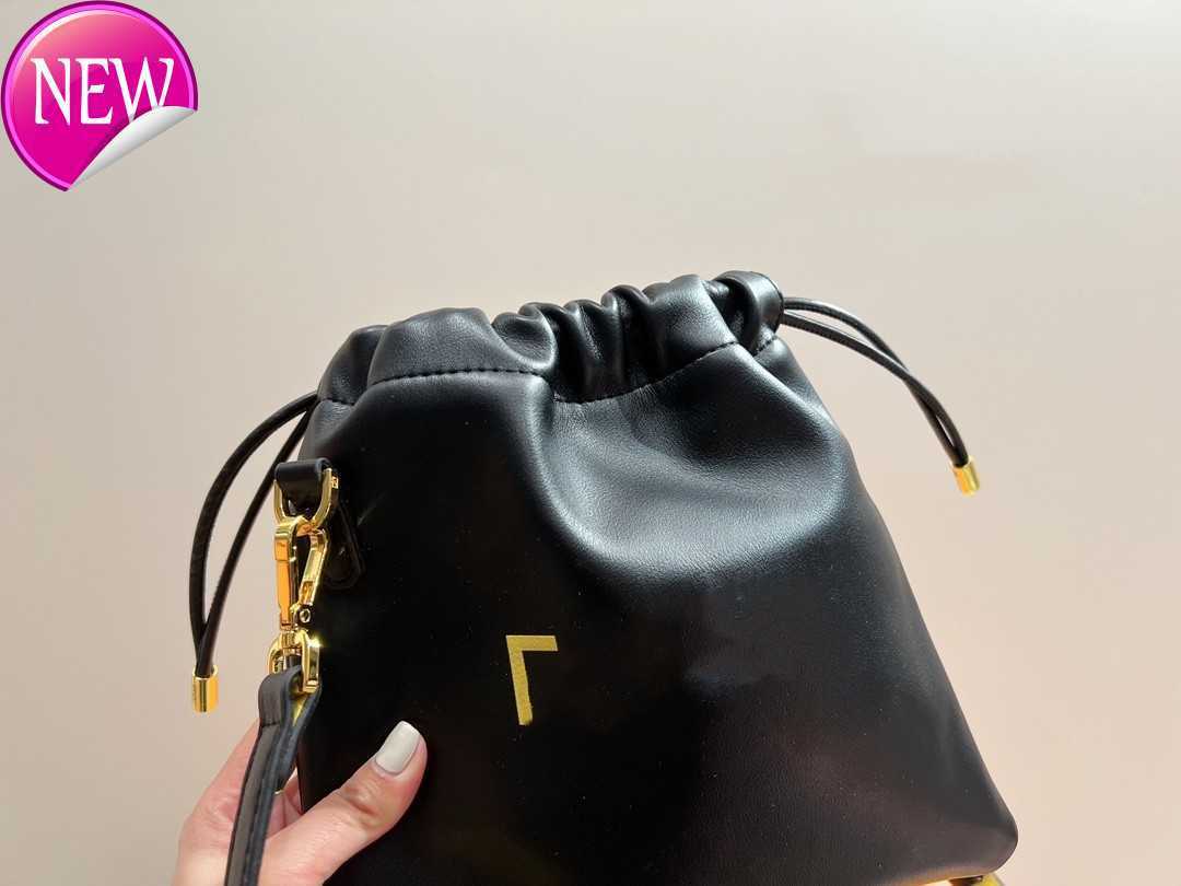 Women's Brand Fenndl Faquen Bag Designer bags Shoulder Bags Tote Texture Patent Leather bag 2023 Fashion Trend Retro Style Envelope Bag Messenger bag Crossbody Bag, Cream
Women's Brand Fenndl Faquen Bag Designer bags Shoulder Bags Tote Texture Patent Leather bag 2023 Fashion Trend Retro Style Envelope Bag Messenger bag Crossbody Bag, Cream