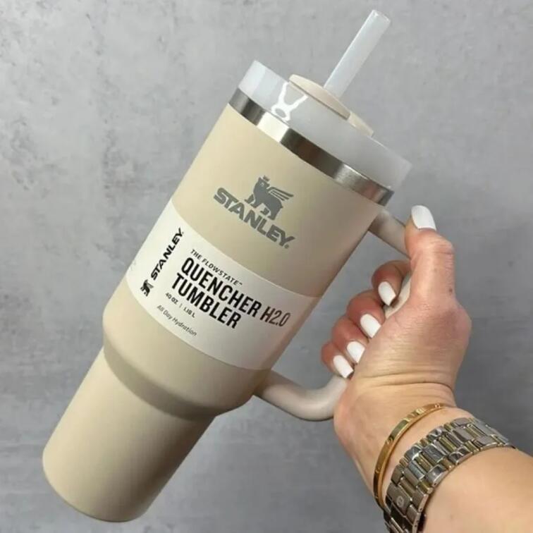 DHL Ship Dune Stanley Quencher H2.0 40oz Tumblers Cups With Handle Insulated Car Mugs With Lids and Straws Stainless Steel Coffee Termos Tumbler with Logo
DHL Ship Dune Stanley Quencher H2.0 40oz Tumblers Cups With Handle Insulated Car Mugs With Lids and Straws Stainless Steel Coffee Termos Tumbler with Logo