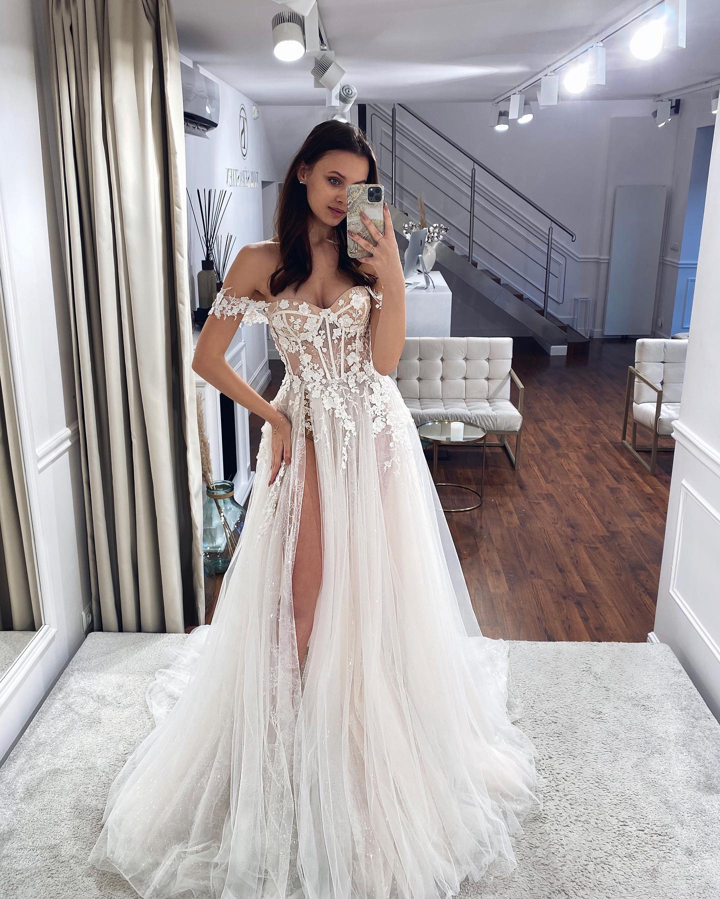 Boho A Line Dresses For Bride Off Shoulder Appliques Wedding Dress Bone Bodice Split Long Designer Bridal Gowns 0515