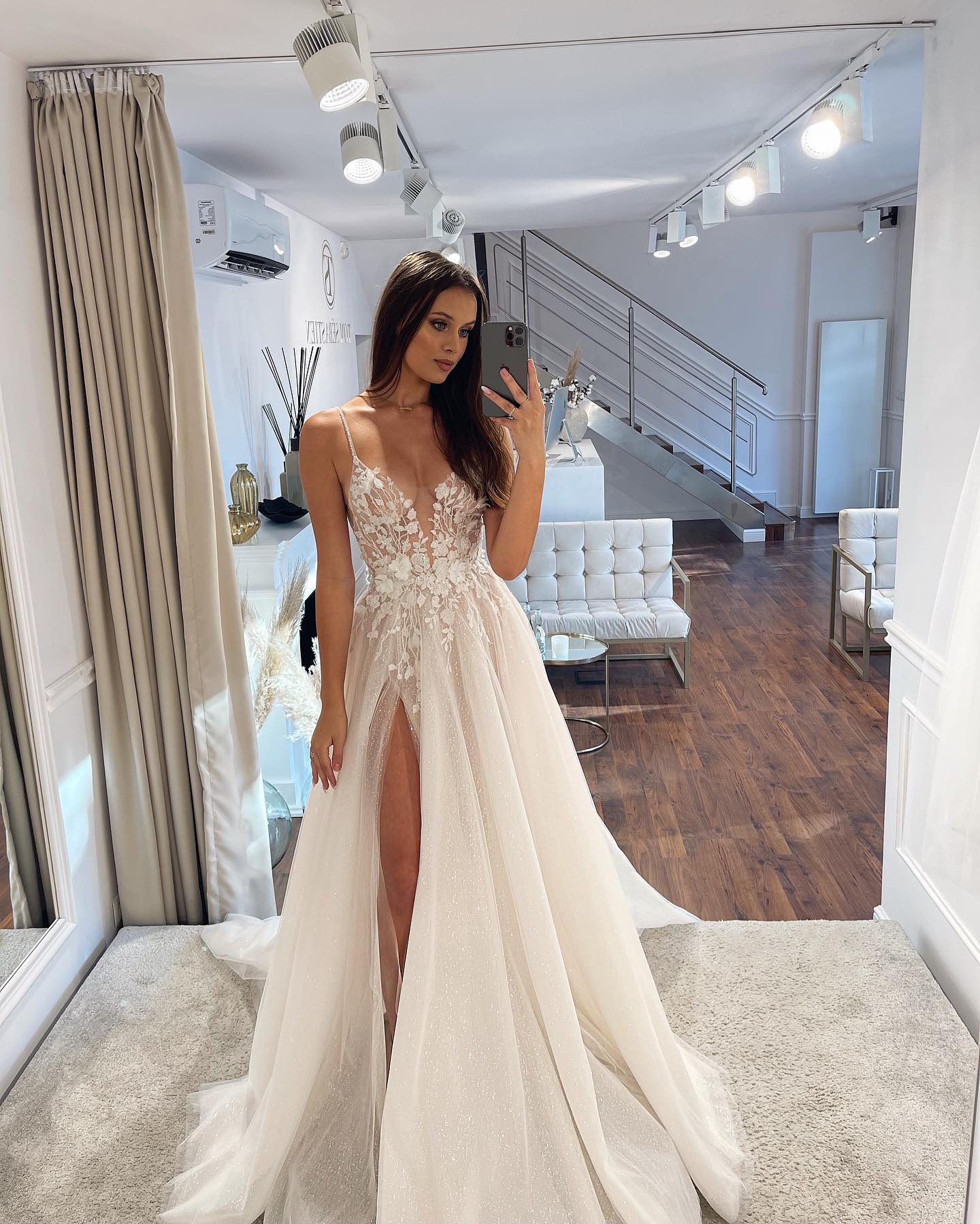 Vintage A Line Dresses For Bride Spaghetti Appliques Wedding Dress Sweep Train Thigh Slit Long Designer Bridal Gowns 0515